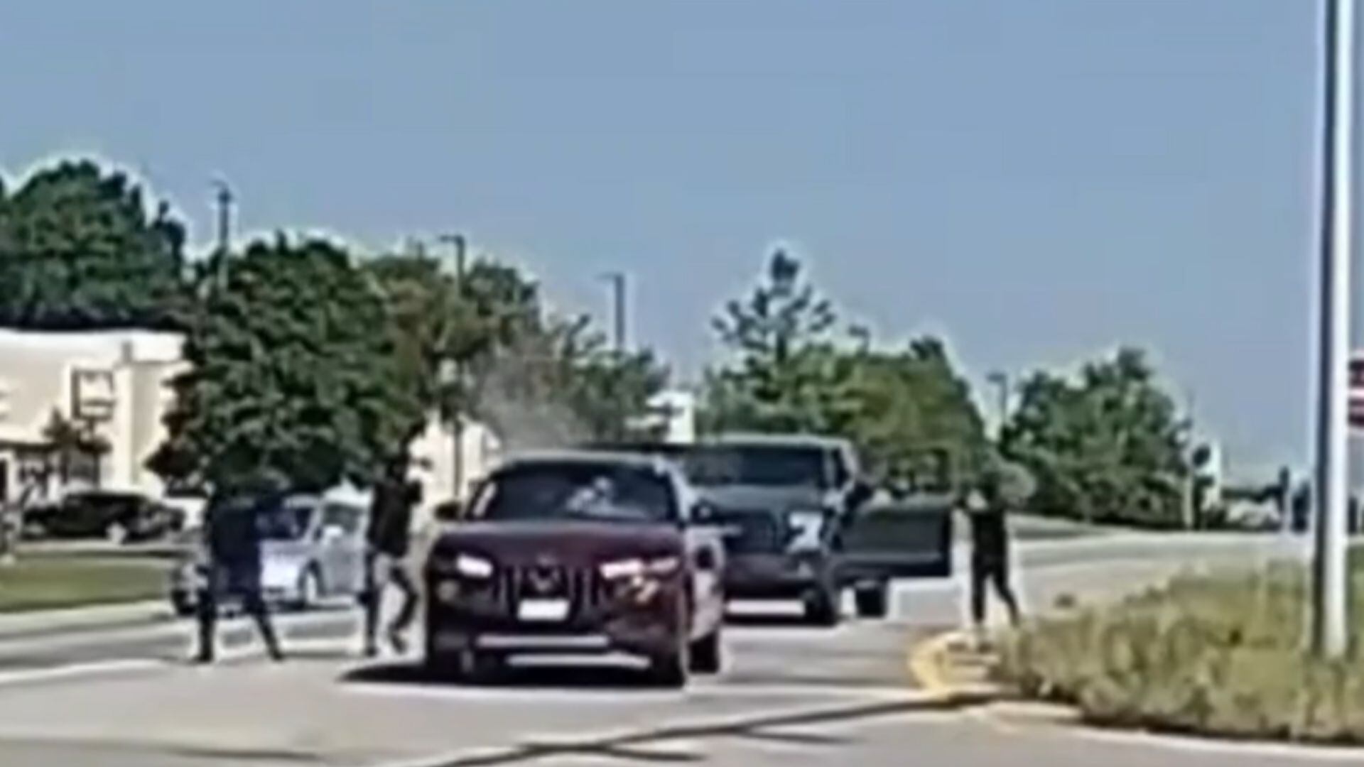 VIDEO | Grupo armado baja de un vehículo y abre fuego contra auto detenido en Missouri 
