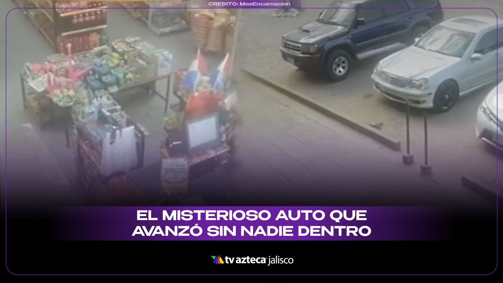 ¡¿AUTO POSEÍDO?! Captan el aterrador momento en que un coche avanza solo y se estrella en un centro comercial | VIDEO
