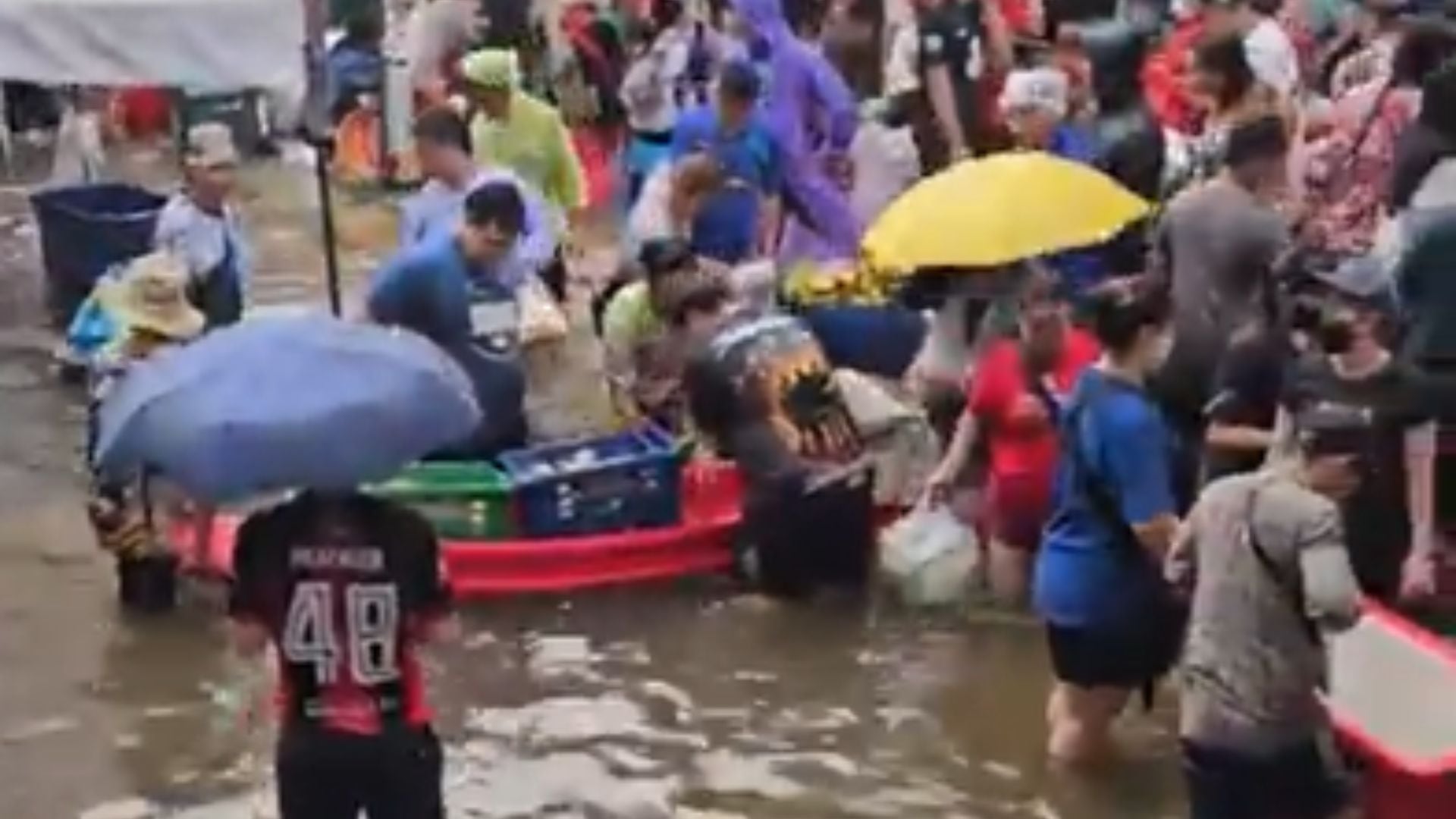 VIDEO: ¡Ni con el agua a la cintura! Mercadillos de Bangkok continúan activos pese a las inundaciones