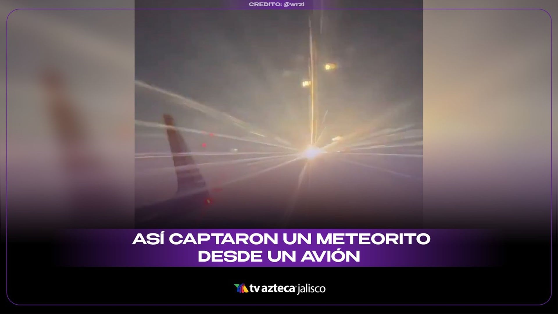 Vista de un meteorito o fireball captado desde la ventanilla de un avión