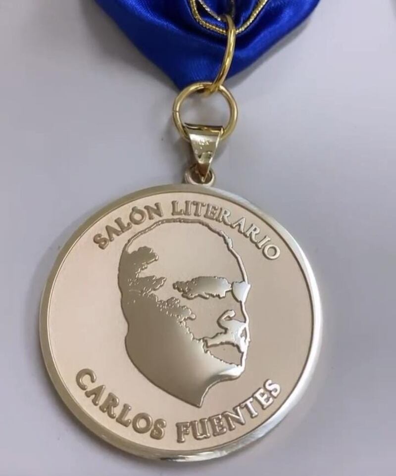 Medalla Carlos Fuentes.jpg