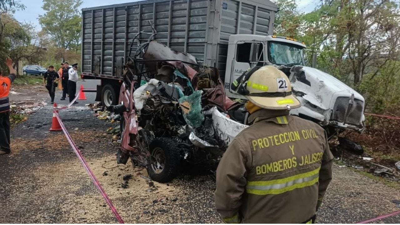 Mortal accidente en la carretera a Ciudad Guzmán; una persona murió y dos vehículos quedaron destruidos