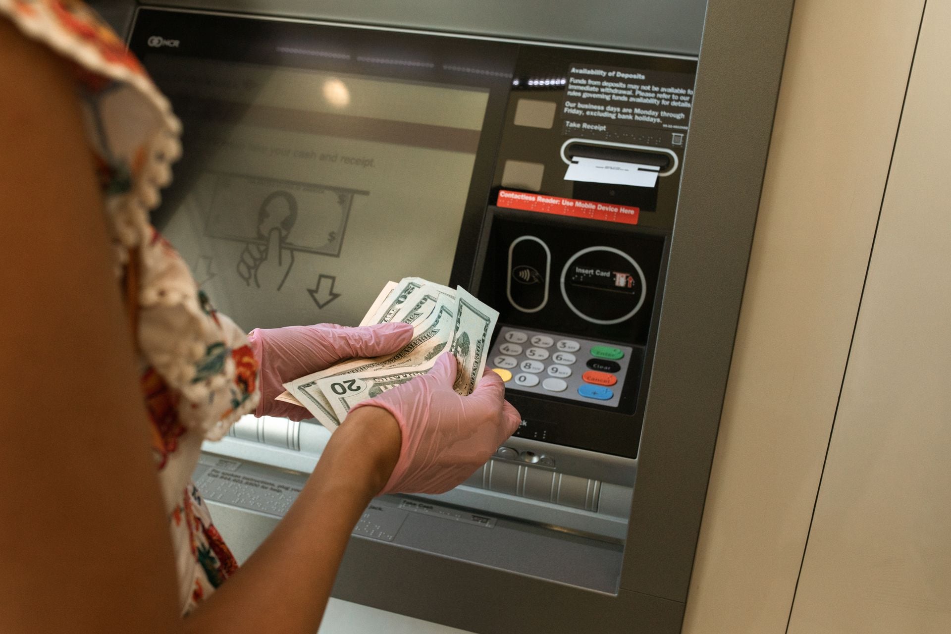 ¿Dinero que no es tuyo? Qué hacer si te cae un depósito bancario por error