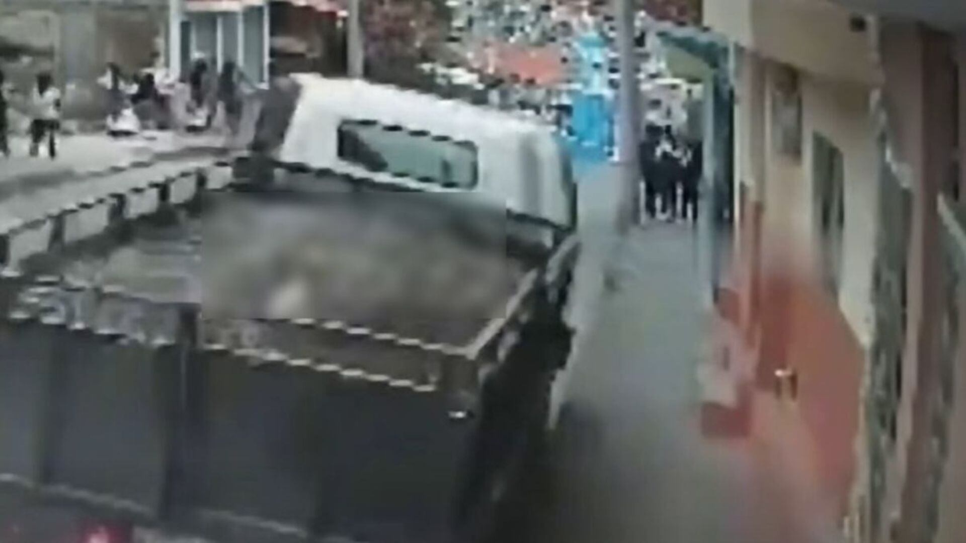 VIDEO | Estudiantes viven momentos de terror tras quedar frente a un camión sin frenos