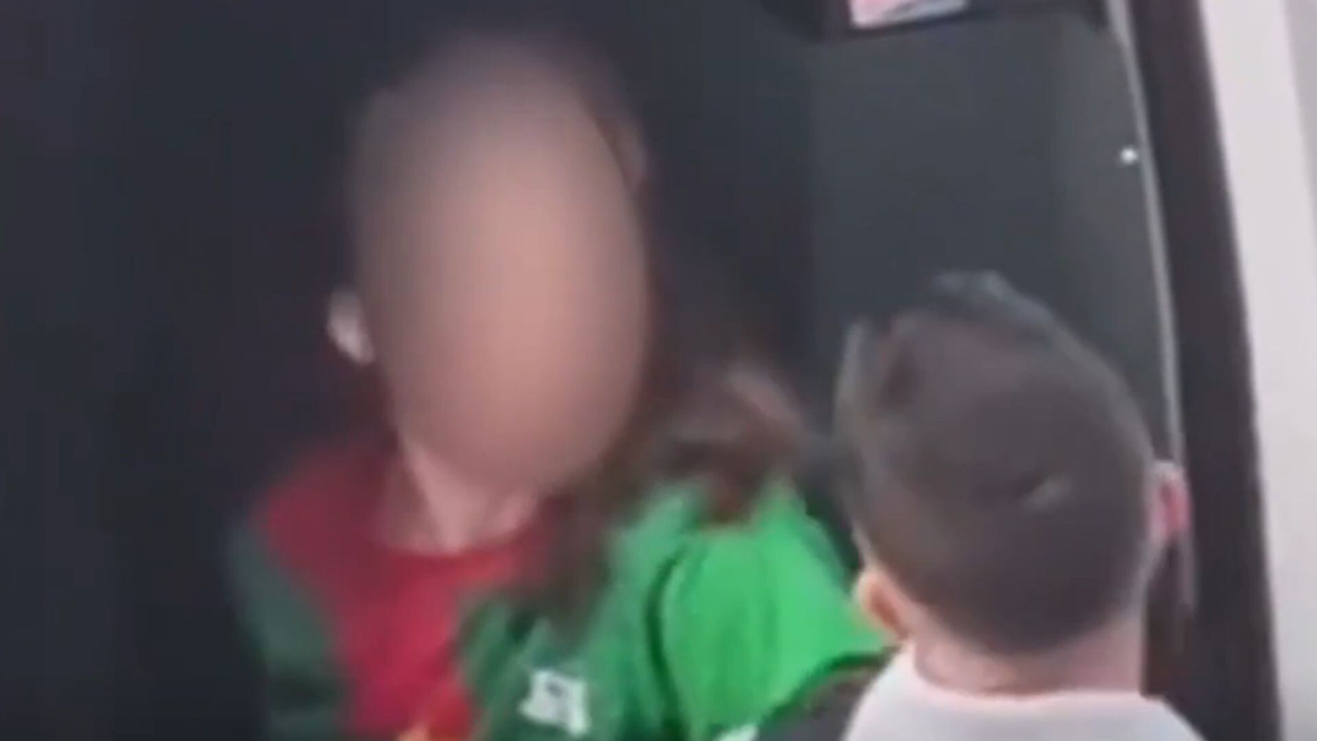 VIDEO | Captan a policía golpeando en la cara a una mujer esposada