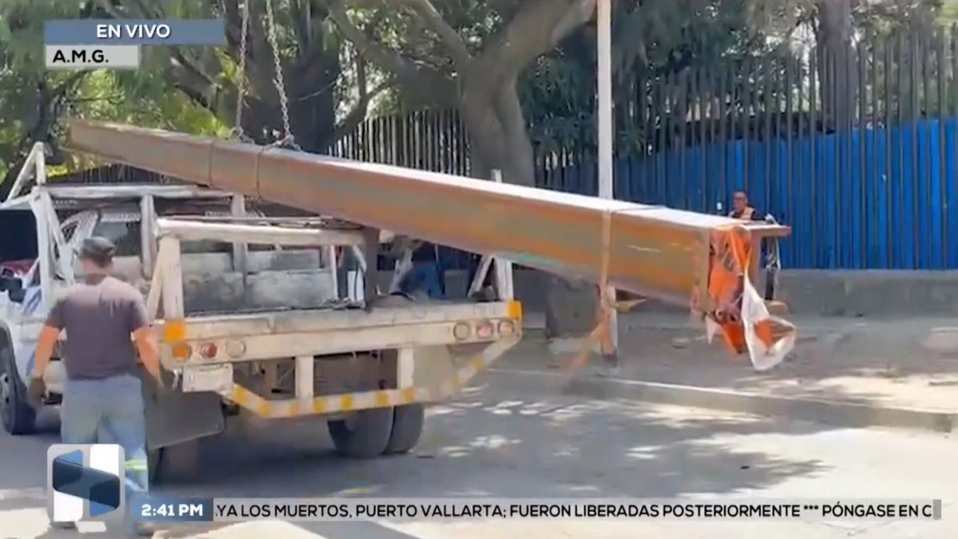 Viga de acero sale disparada tras choque y cae sobre camioneta en avenida Patria