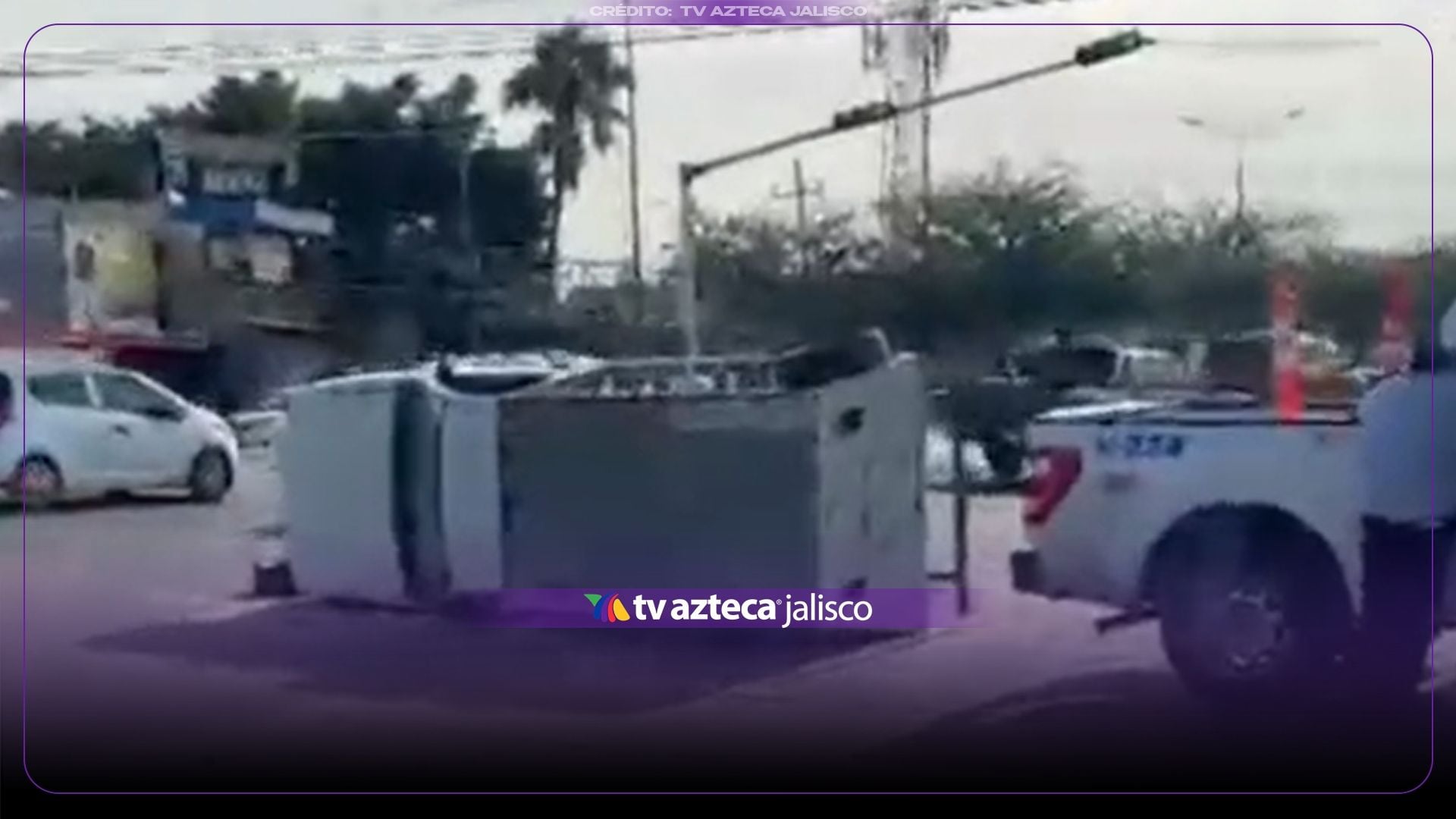 ¡Termina volcada! Camioneta repartidora de garrafones sufre accidente en Zapopan