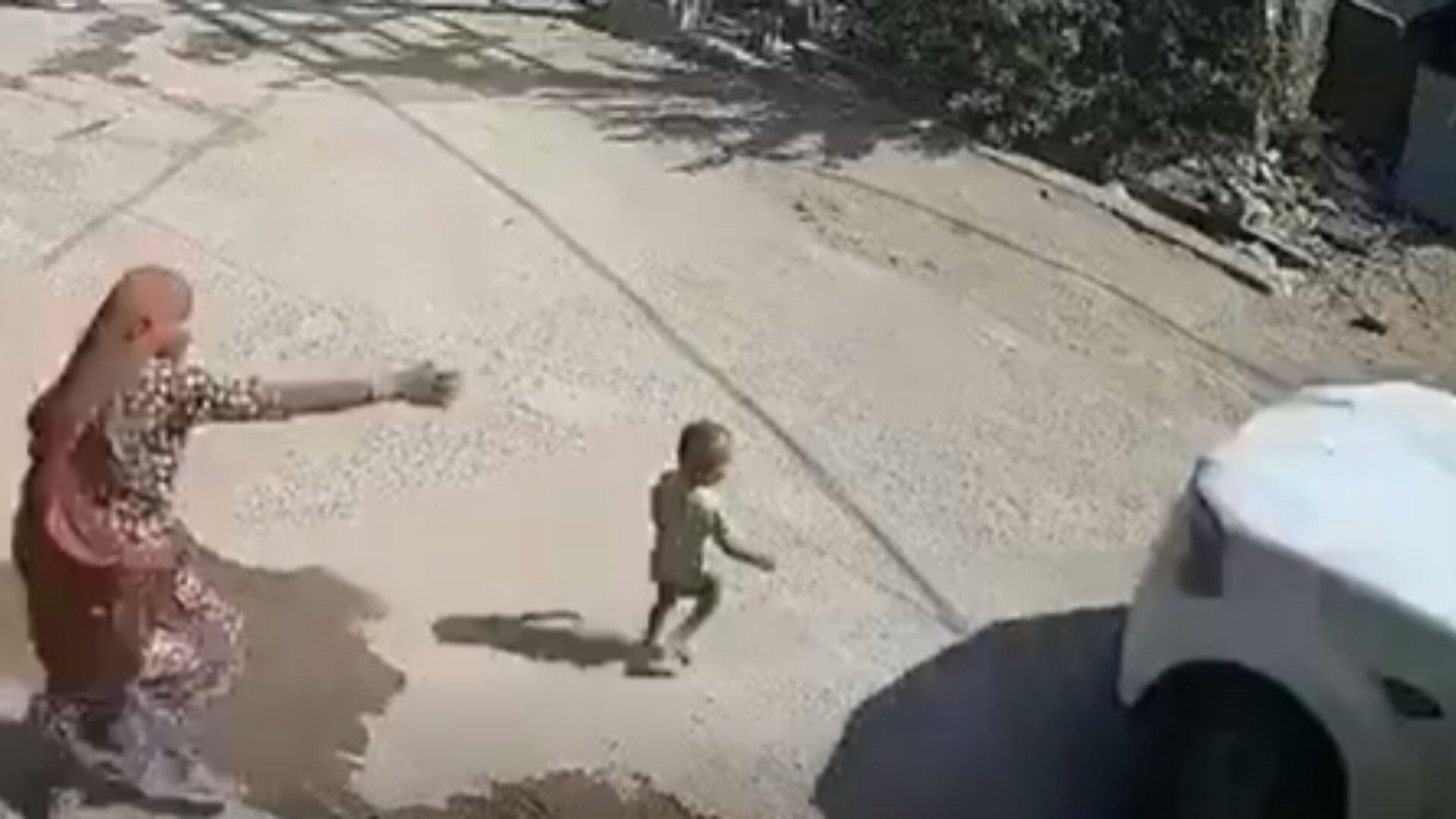 ¡FUERTE VIDEO! Niño sale corriendo hacia la carretera y muere tras ser atropellado 