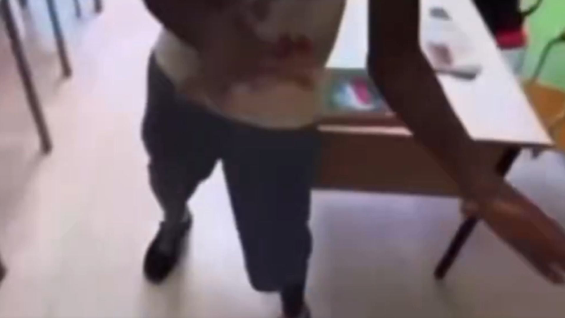 ¡IMÁGENES FUERTES! Estudiante 4puñal4 a su profesora y lo transmite EN VIVO