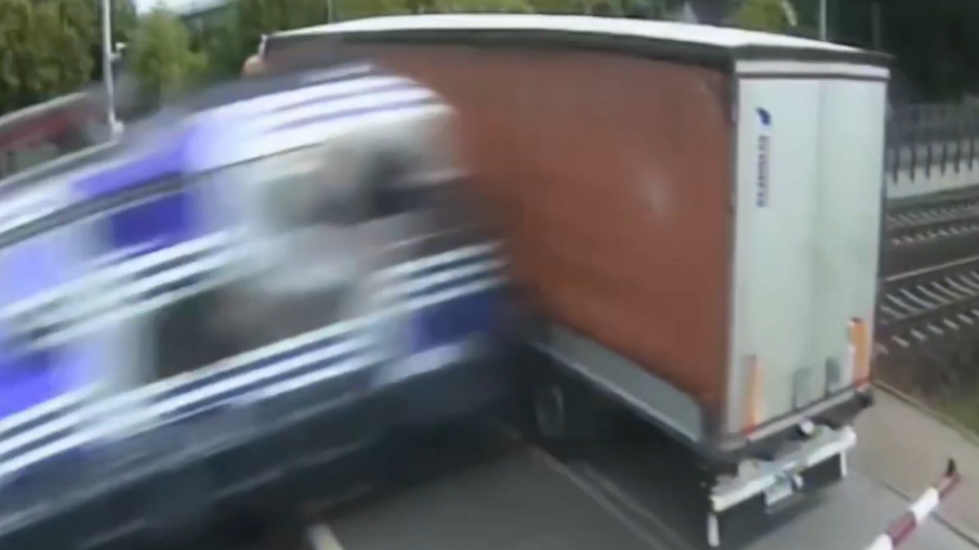 Tren con 250 pasajeros choca contra camión en Polonia; videos muestran el momento exacto del impacto