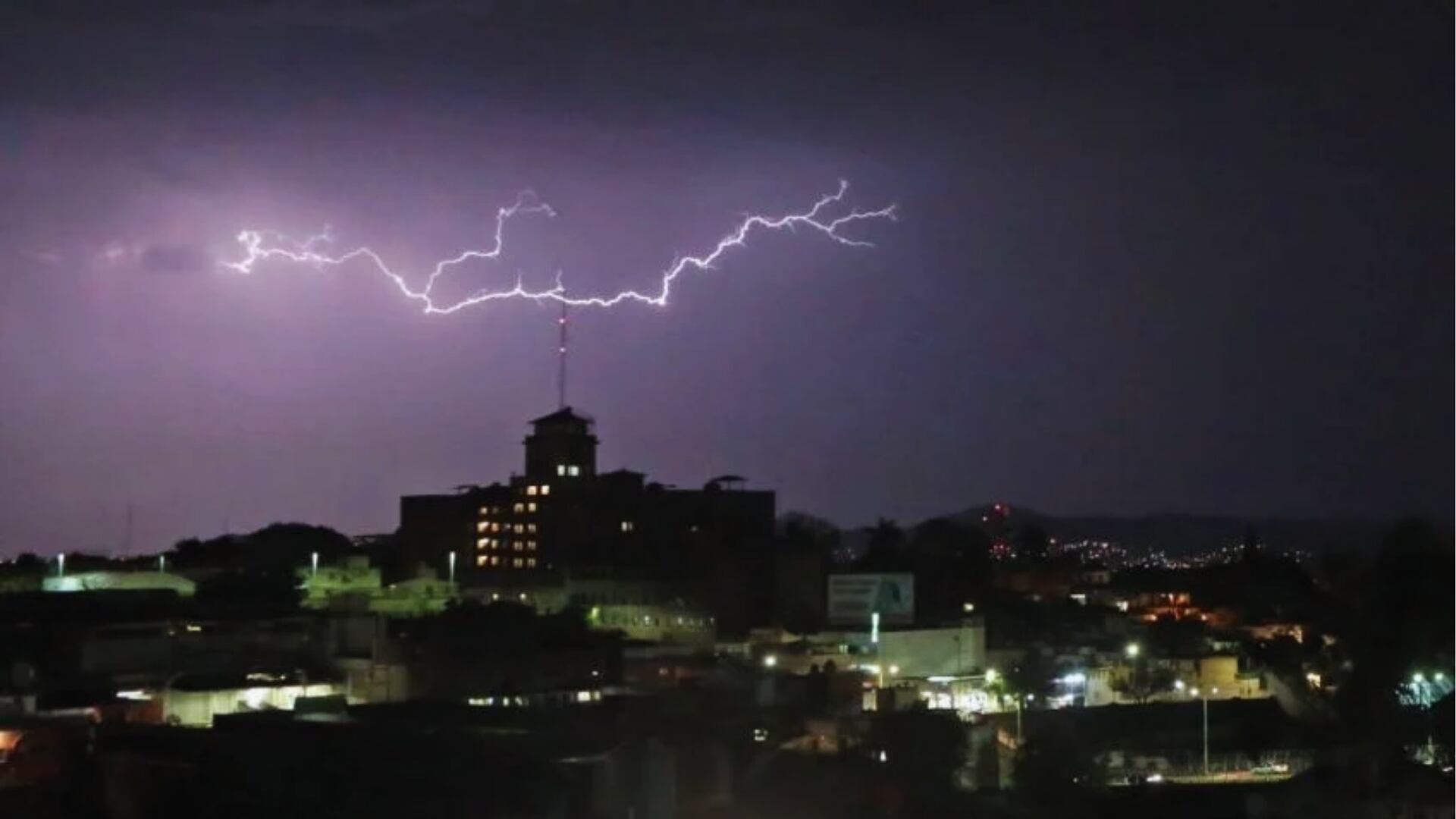 ¡A sacar el paraguas! Estos ESTADOS tendrán LLUVIAS INTENSAS, TORMENTAS y GRANIZO HOY sábado 5 de septiembre