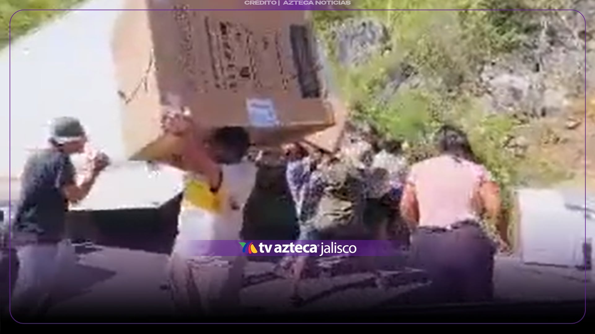 Video: Camión cargado con lavadoras cae a un barranco en Oaxaca y desata rapiña