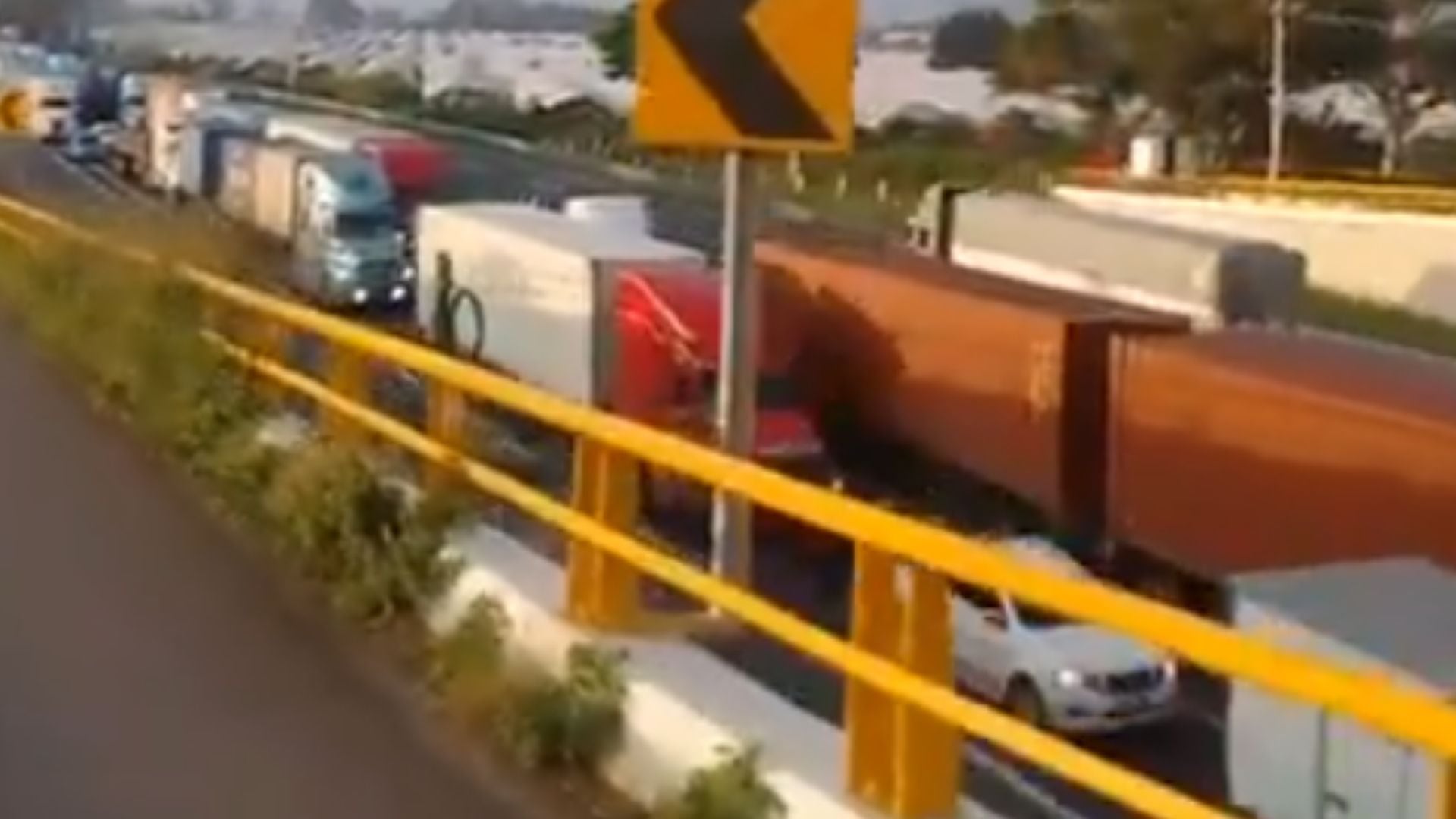 ¿Continúa cerrada? Así se encuentra la Autopista Guadalajara a Colima tras la explosión de una pipa 