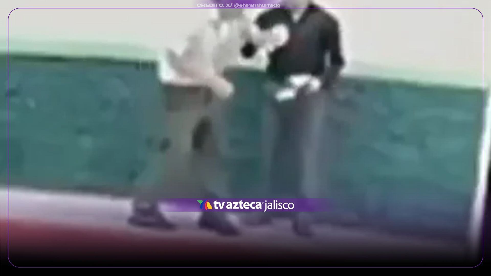 VIDEO: ¡Con todo y Biblia en mano! Predicador empuja a adulto mayor y termina en el suelo
