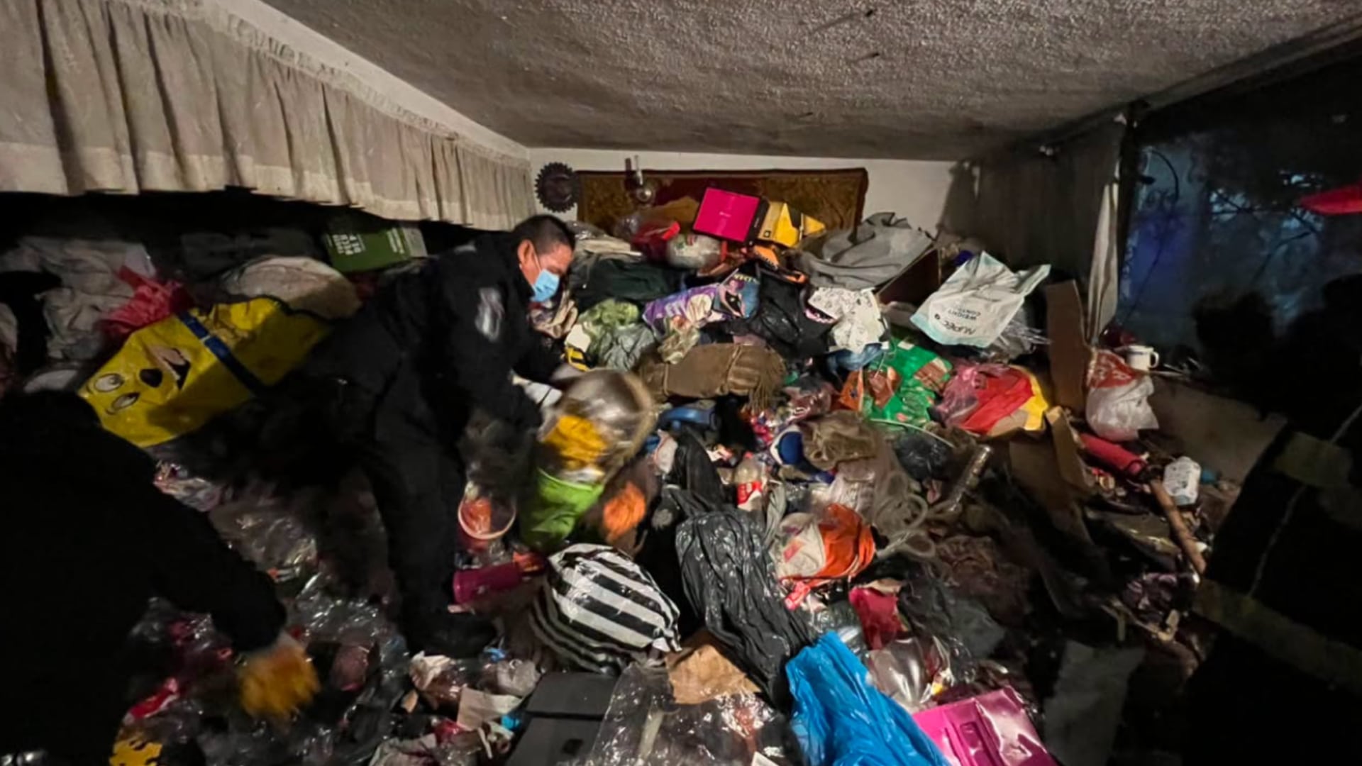 Adulto mayor vivía entre ratas y cucarachas
