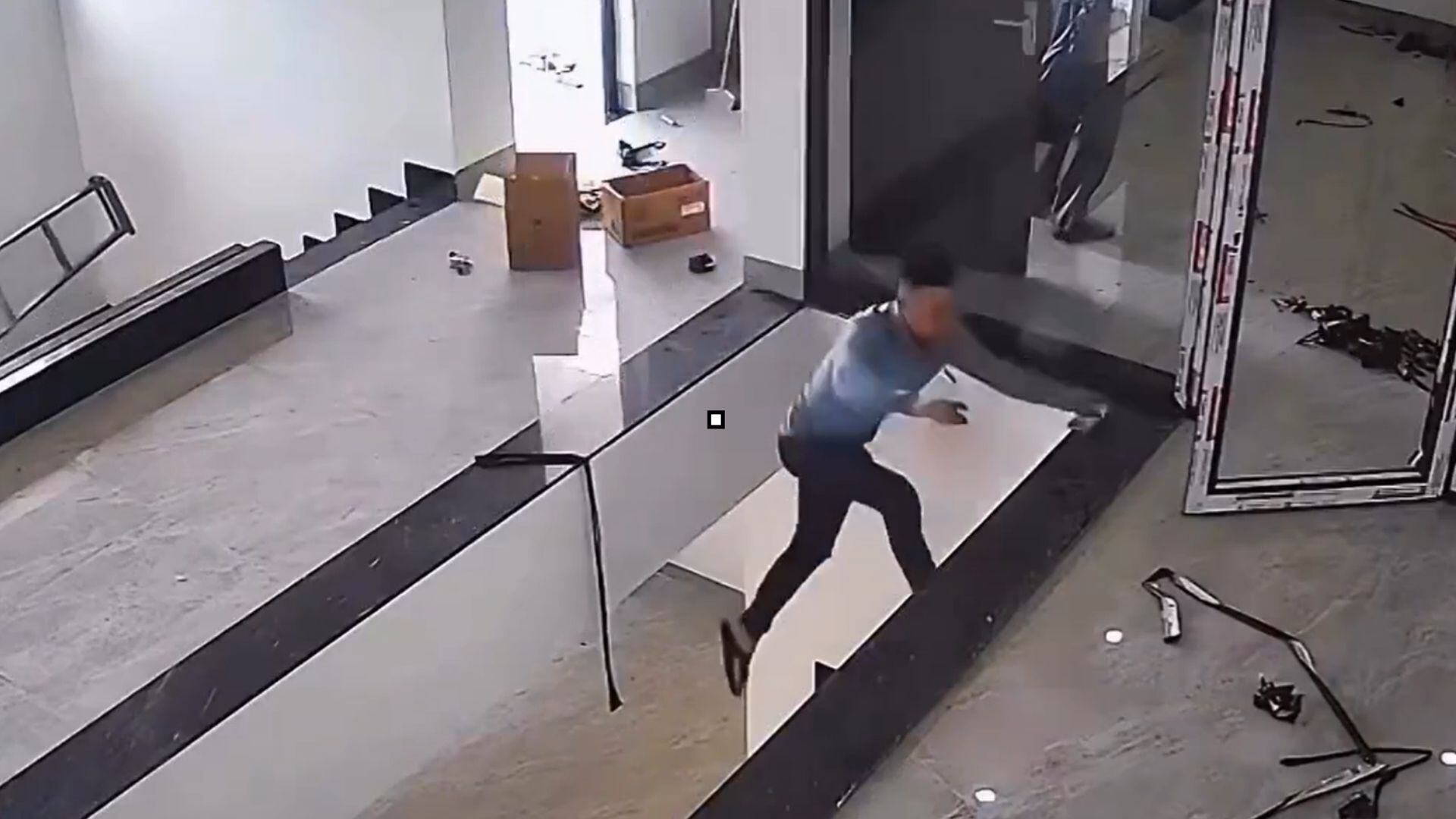 VIDEO | Miró su celular por un segundo y esto le costó el descuido 