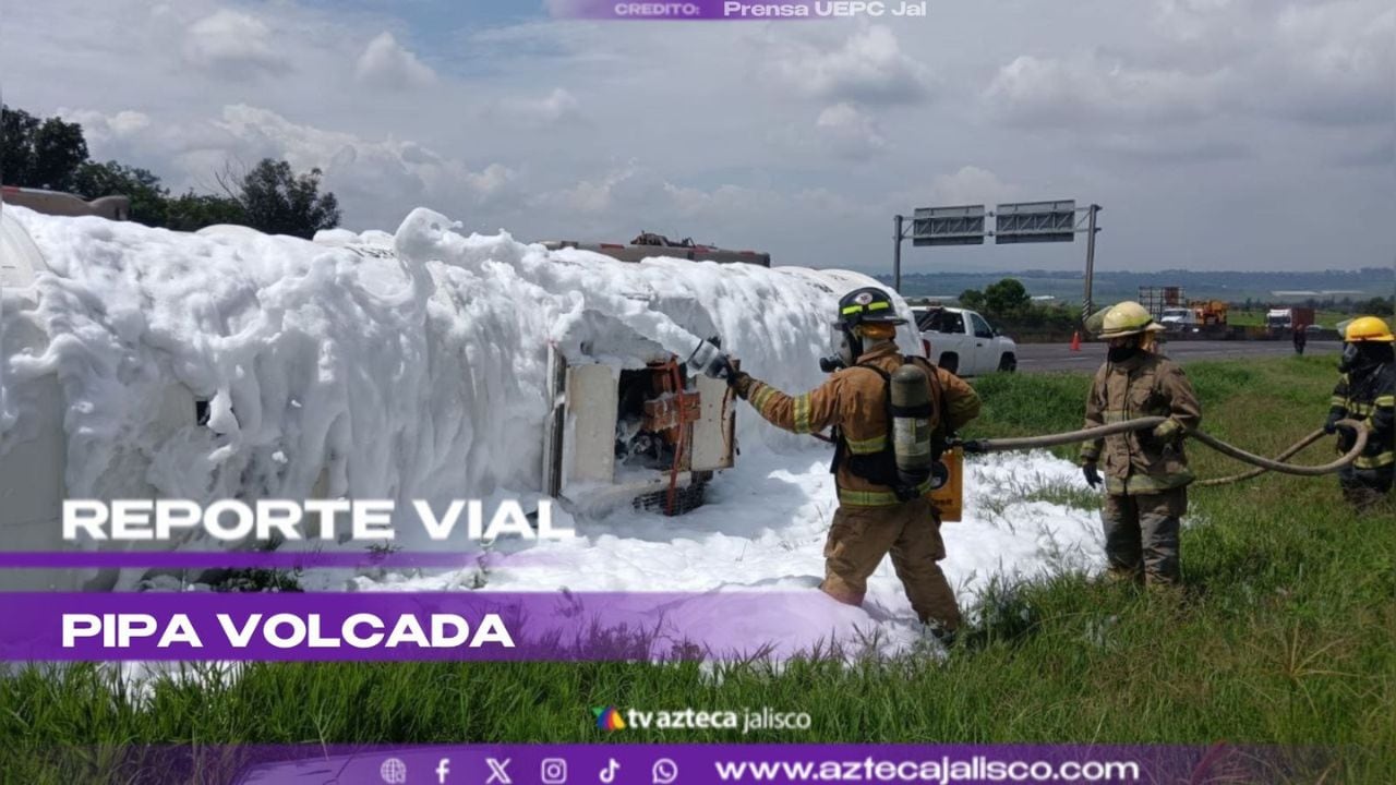 Pipa con combustible quedó volcado tras un choque y hay una persona herida en la autopista Los Altos hacia Guadalajara