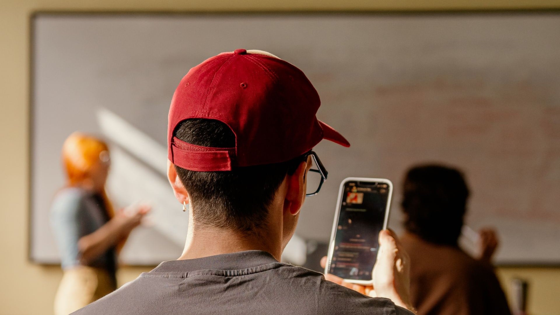Uso de celulares estará restringido para estos estudiantes en el regreso a clases 2026
