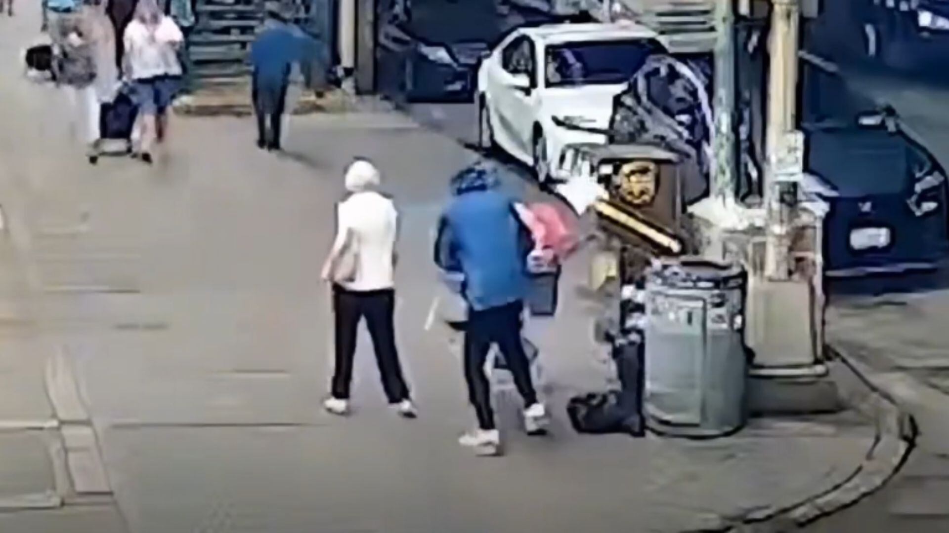VIDEO | Hombre arroja una cuna llena de basura contra una mujer de 90 años