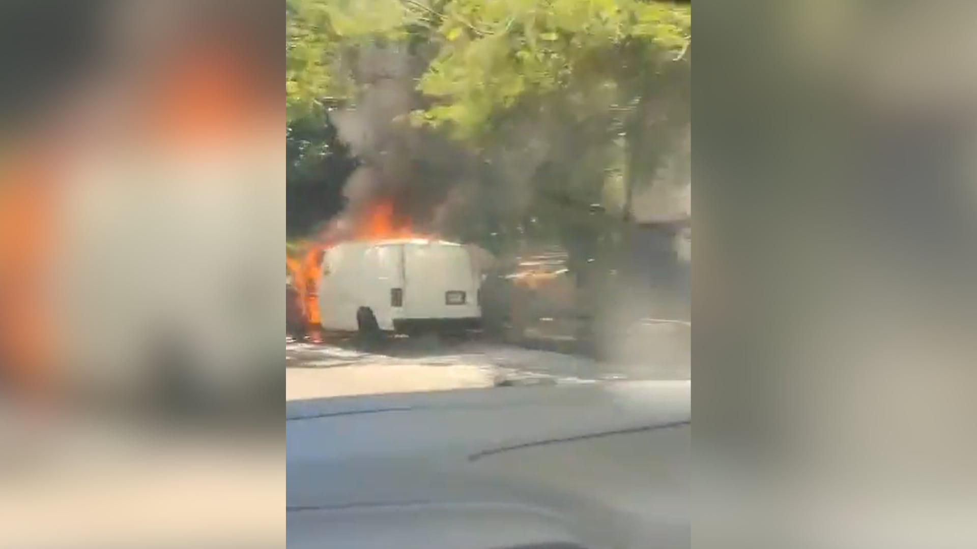 ÚLTIMA HORA | Camioneta se incendia en avenida Ávila Camacho y provoca cierre vial en Guadalajara