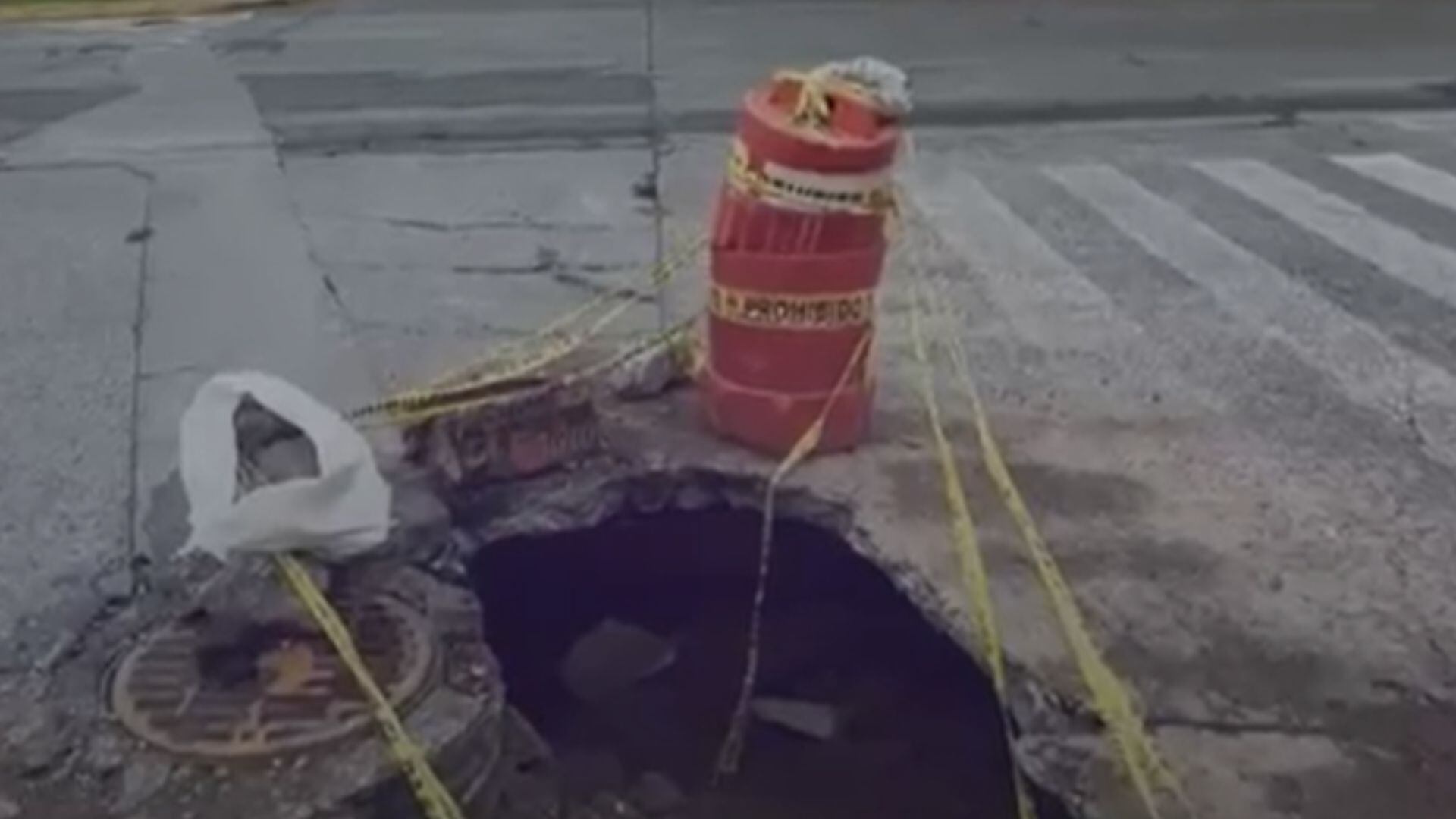 Se abre enorme socavón en la calle Virgen y Copérnico, en Zapopan; hay caos vial