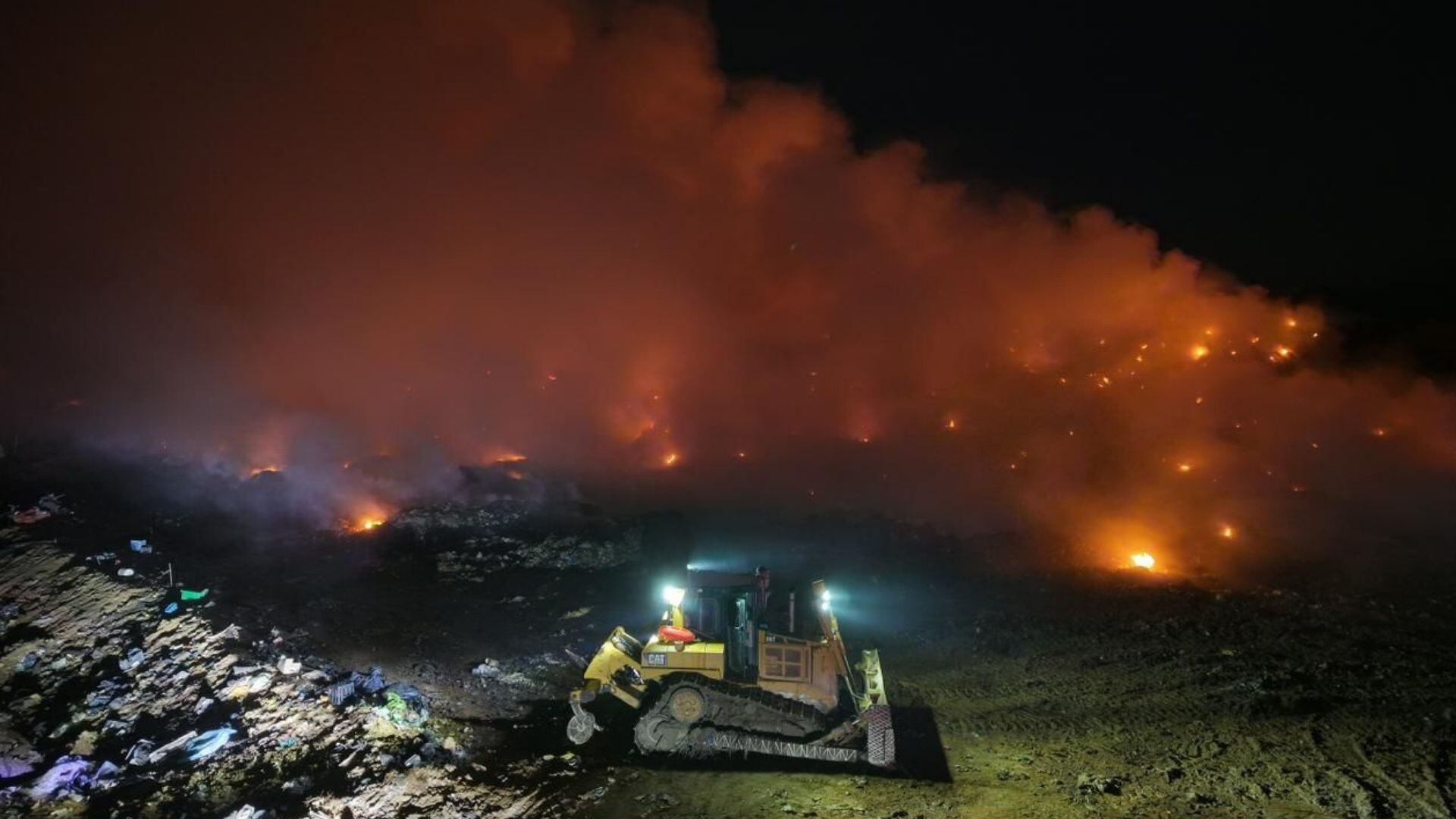 Sigue activo incendio en basurero Los Gavilanes en Puerto Vallarta