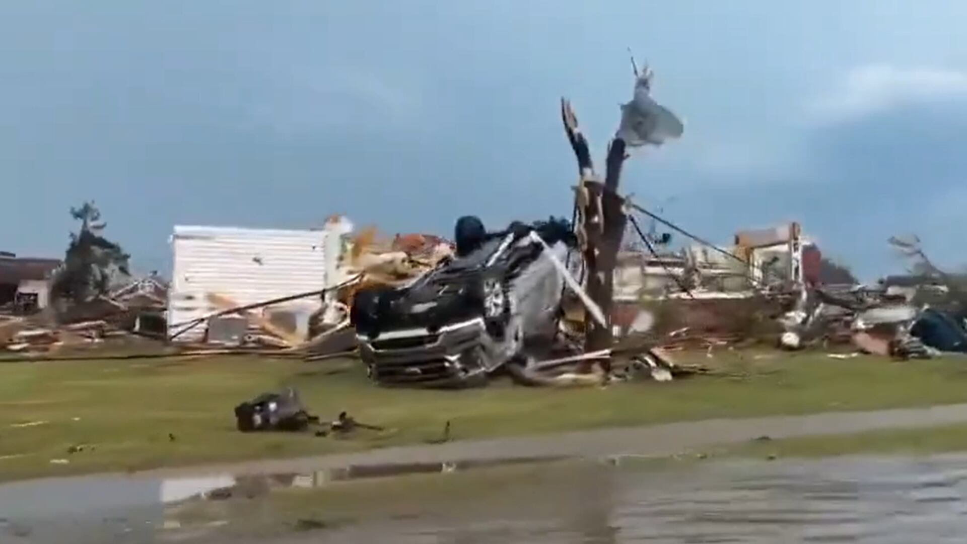 Tornado en Wisconsin deja daños severos y miles sin luz; autoridades evalúan la emergencia
