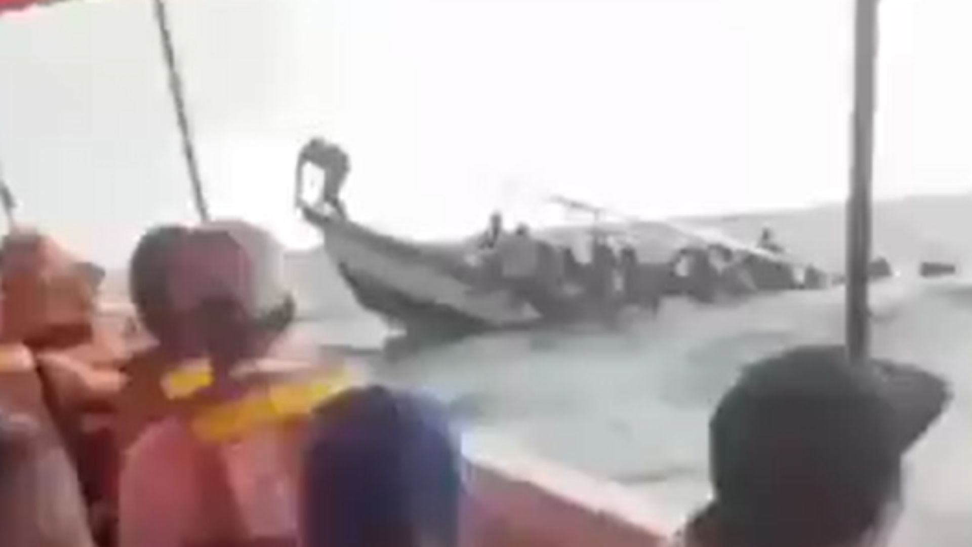 VIDEO: ¡Susto en el mar! Lancha con turistas vuelca en Santa Marta