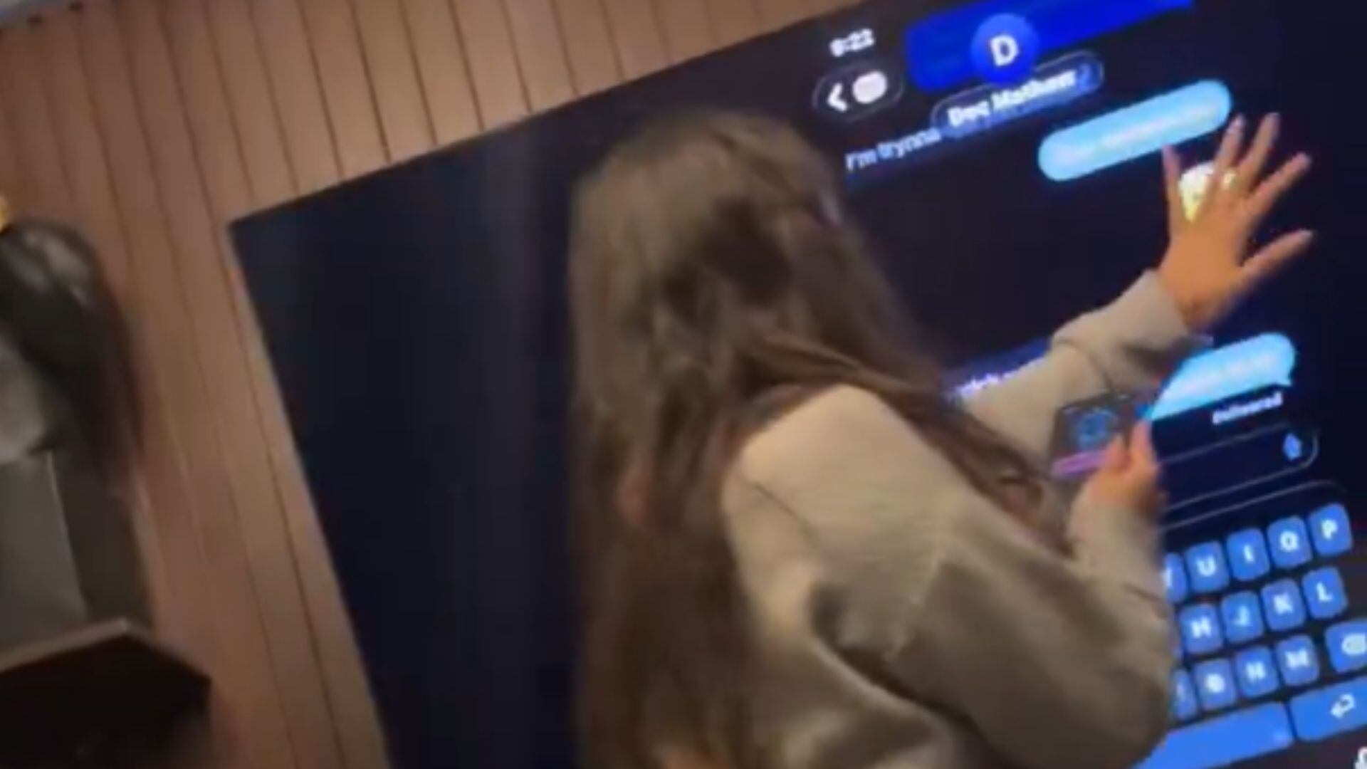 VIDEO | Novia deja su celular conectado a la TV y su pareja descubre su infidelidad