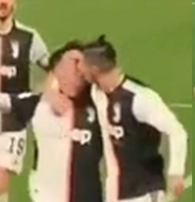 Cristiano Ronaldo y Paulo Dybala se besan por accidente en plena celebración