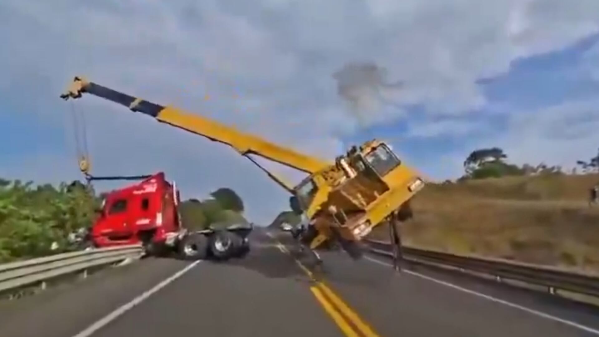 La grúa que iba a rescatar un tráiler terminó volcada en Veracruz; así fue captado el accidente en VIDEO