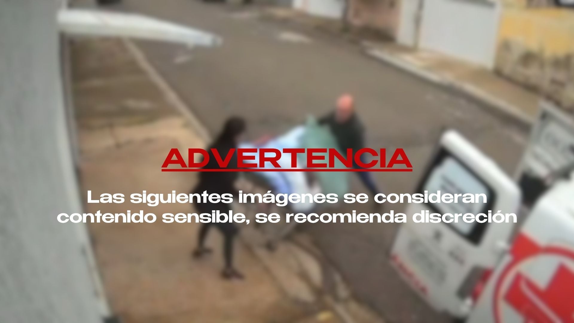 VIDEO | Adulto mayor sufre fuerte C41D4 de cabeza desde una camilla durante traslado a un hospital