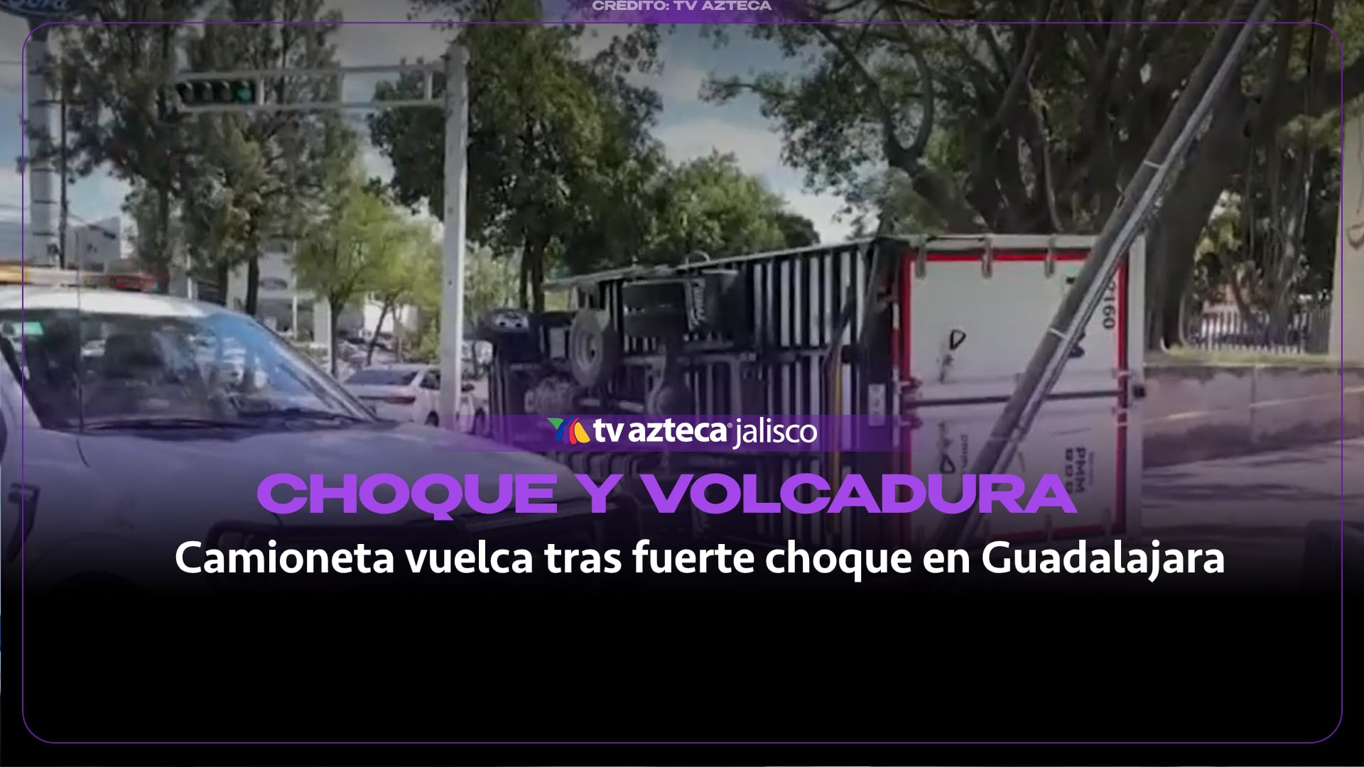 Aparatoso choque en González Gallo deja camioneta volcada en Guadalajara; no reportan lesionados