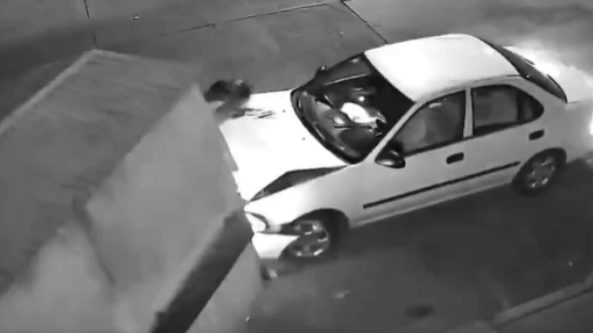 VIDEO: Vehículo termina contra puesto de tacos en Guadalajara; ocupantes abandonan el auto