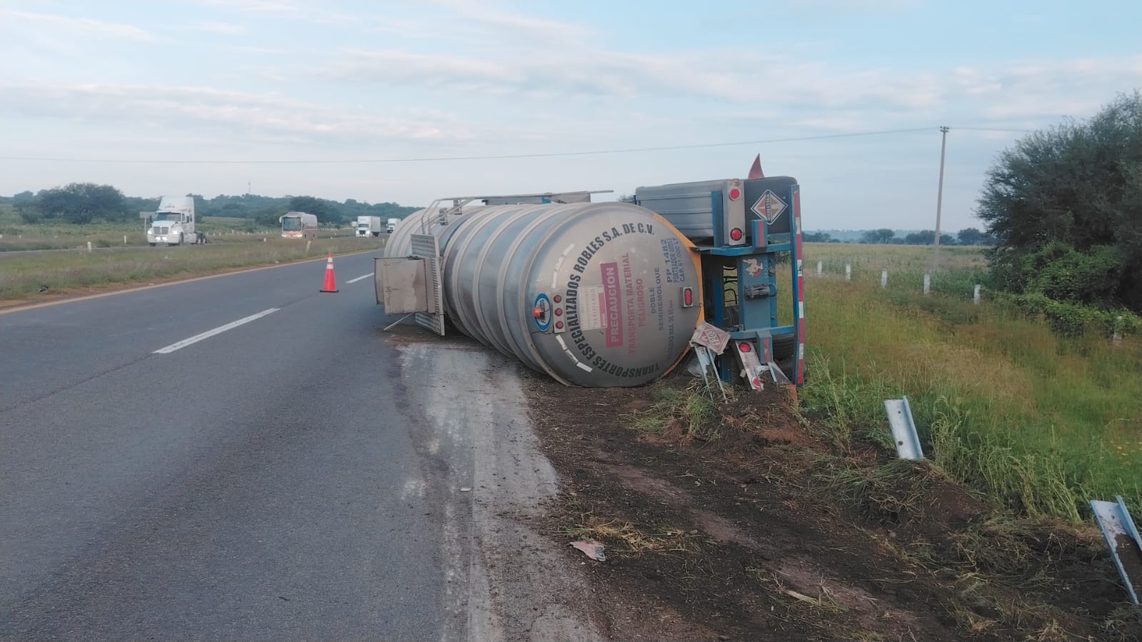 ¿Permanece cerrada? Se vuelca pipa cargada con gasolina en importante autopista de Jalisco