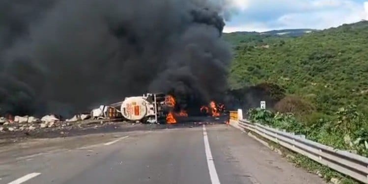 ÚLTIMA HORA | Se vuelca e incendia pipa en la Autopista Guadalajara a Colima; ¿hay lesionados?