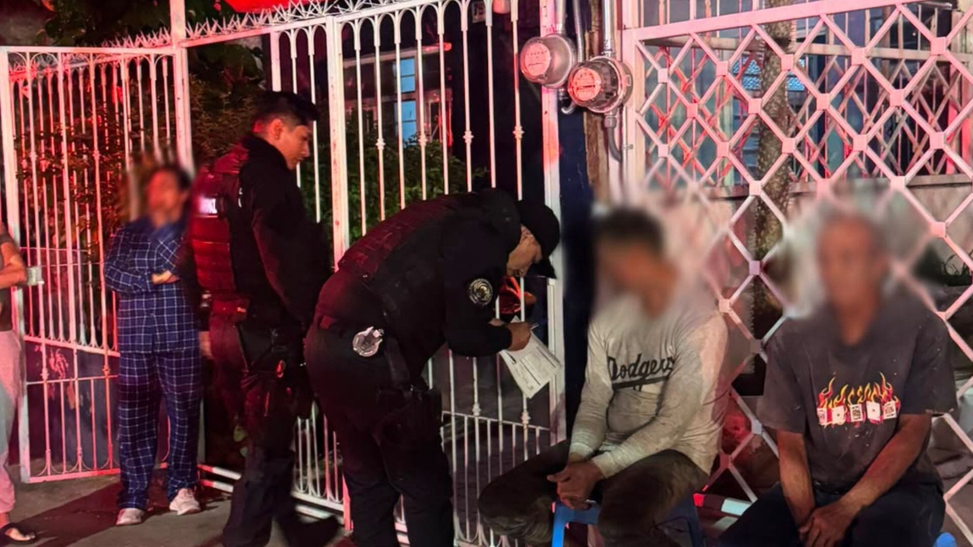 ¡Los sacan de entre las llamas! Así fue el rescate de dos hombre de una vivienda incendiada en Guadalajara