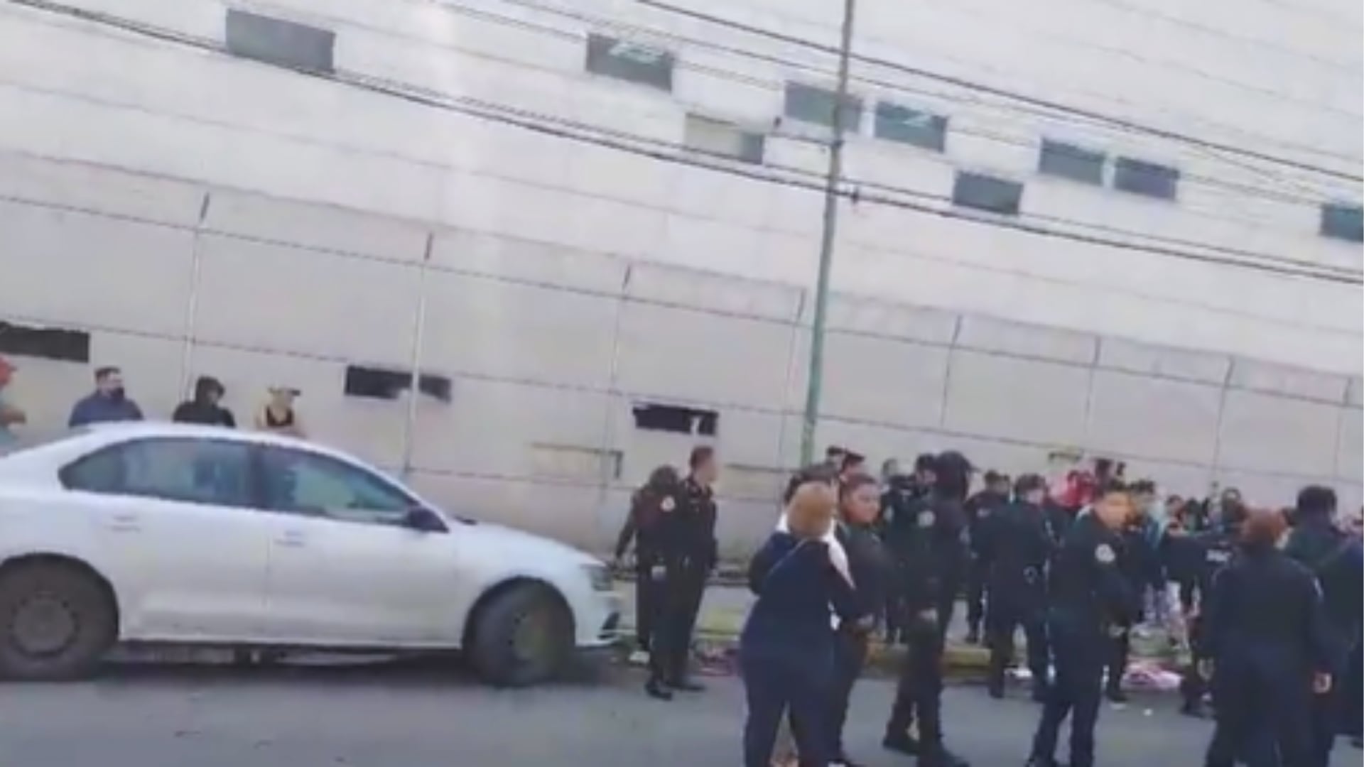 VIDEO | ENFRENTAMIENTO afuera de reclusorio termina con tres personas heridas