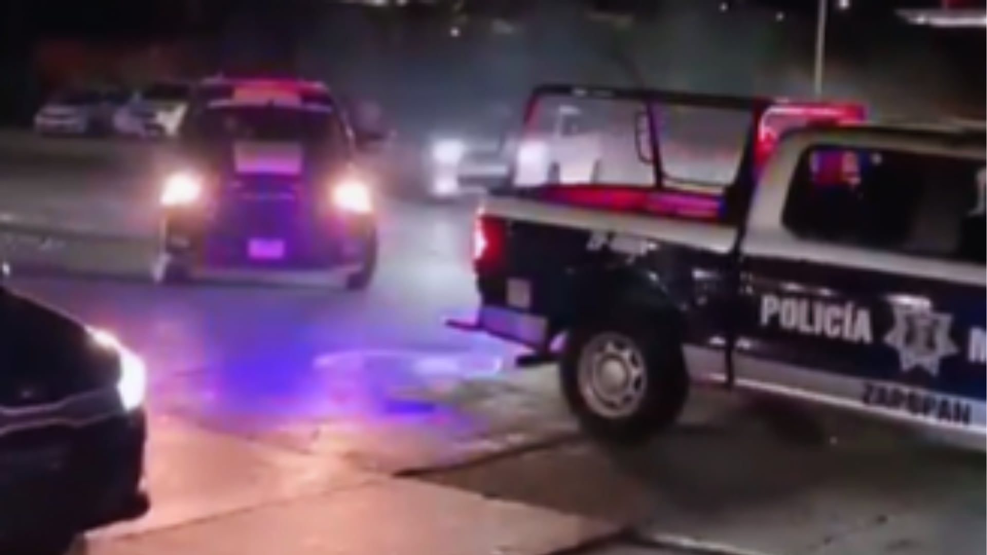 VIDEO | Camioneta de lujo hace ‘donas’ frente a patrullas en el Circuito JVC
