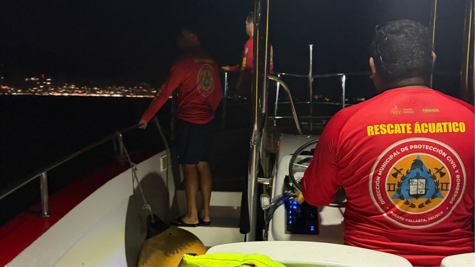 Buscan a turista D3SAPAR3CID4 en Puerto Vallarta tras ingresar al mar durante fuerte oleaje