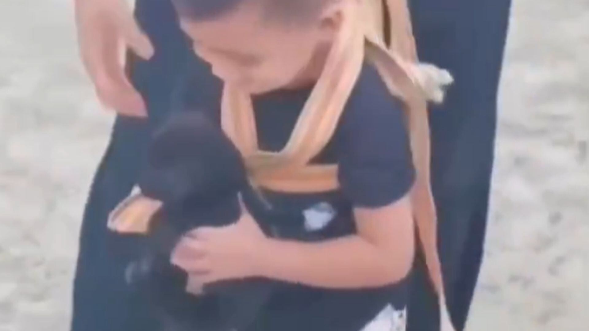 VIDEO: ¡Pequeño héroe! Niño ayuda a rescatar a un cachorro y conmueve en redes