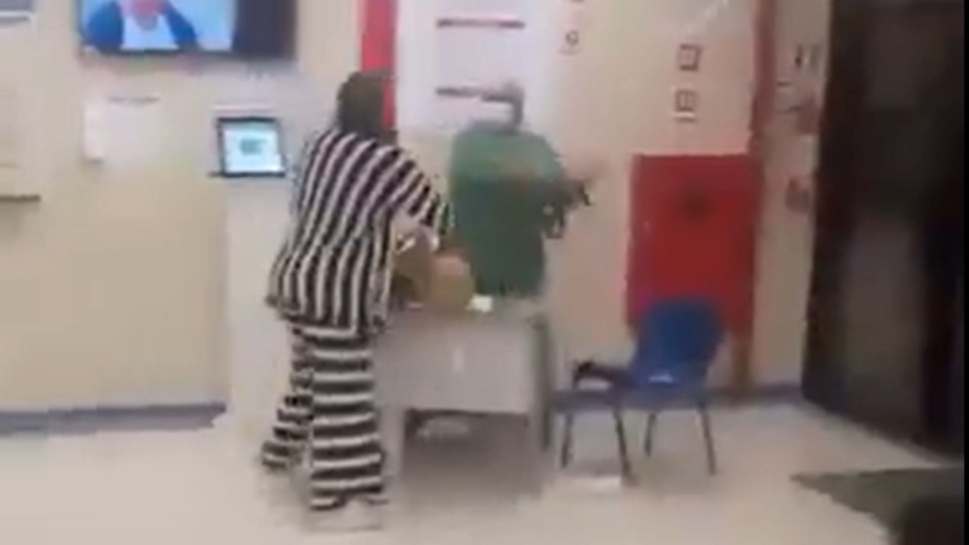 VIDEO | Paciente enfurece y termina a golpes con una enfermera dentro de un hospital 