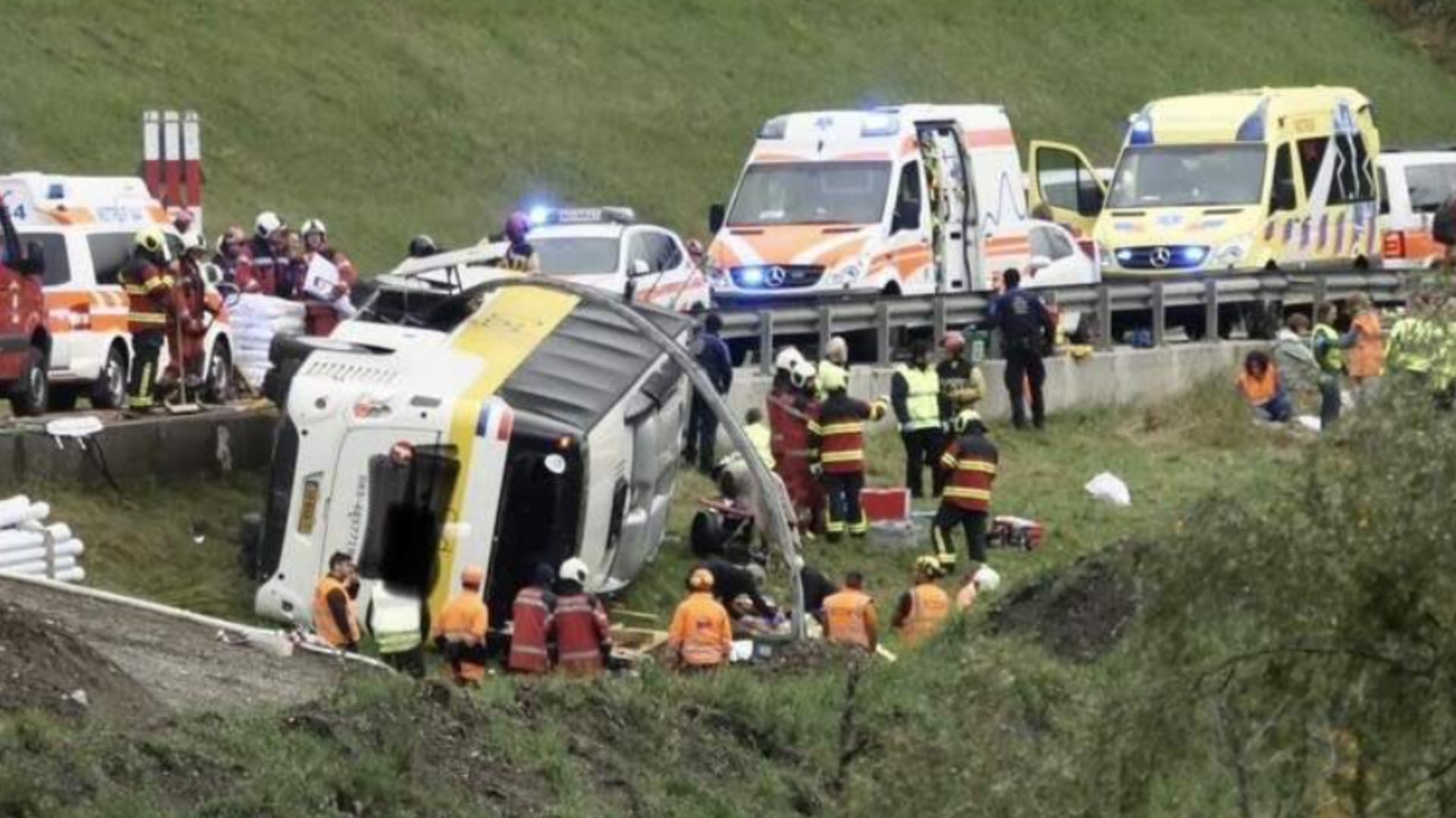 Tragedia en carretera: autobús turístico con 45 pasajeros vuelca y deja saldo mortal en Suiza