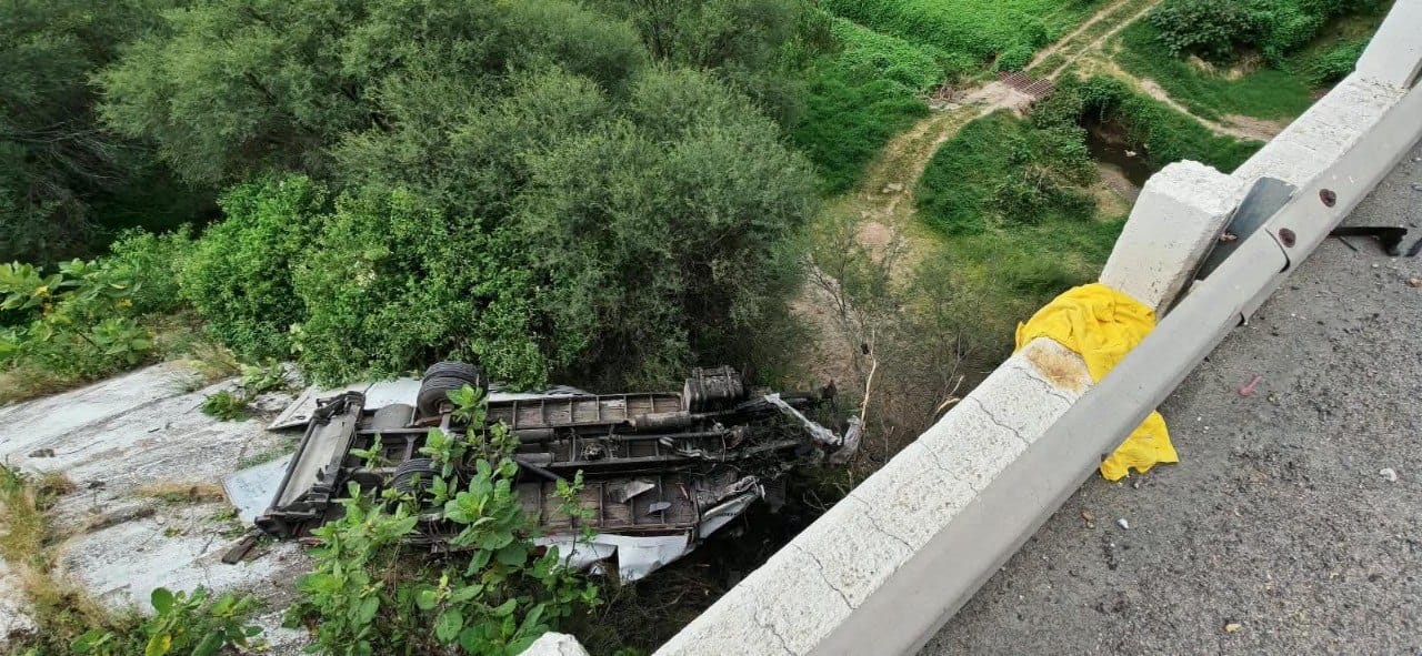 ÚLTIMA HORA | Camión de carga vuelca y termina al fondo de un barranco en la Autopista Guadalajara-Lagos de Moreno