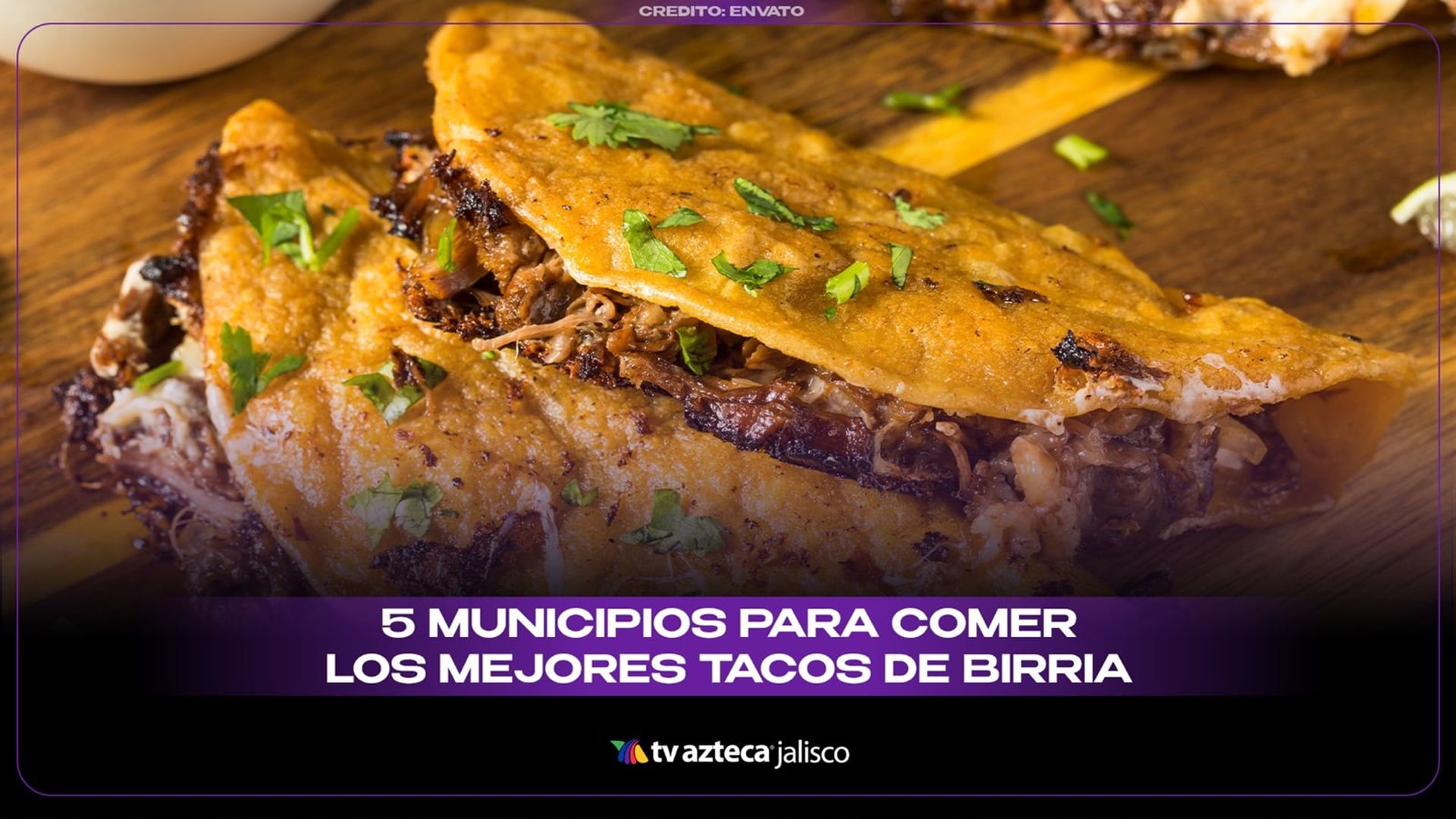 Dos tacos de birria al estilo Jalisco sobre una tabla de madera, listos para comerse.