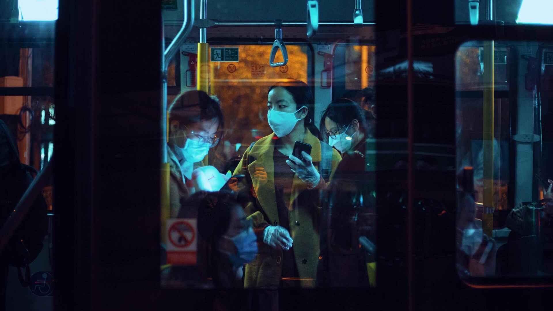 Autobús en China con personas usando cubrebocas