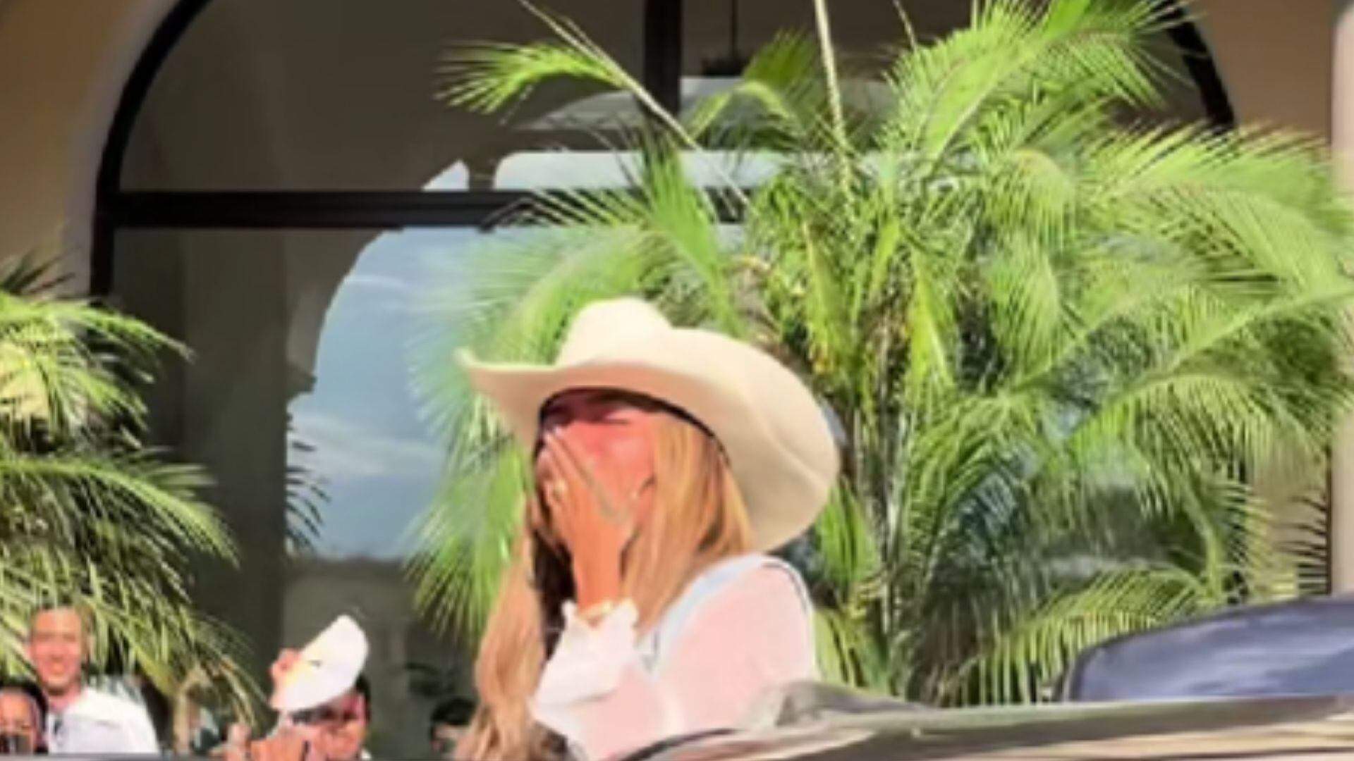 Karol G desata furor en Tequila con una sorpresiva aparición