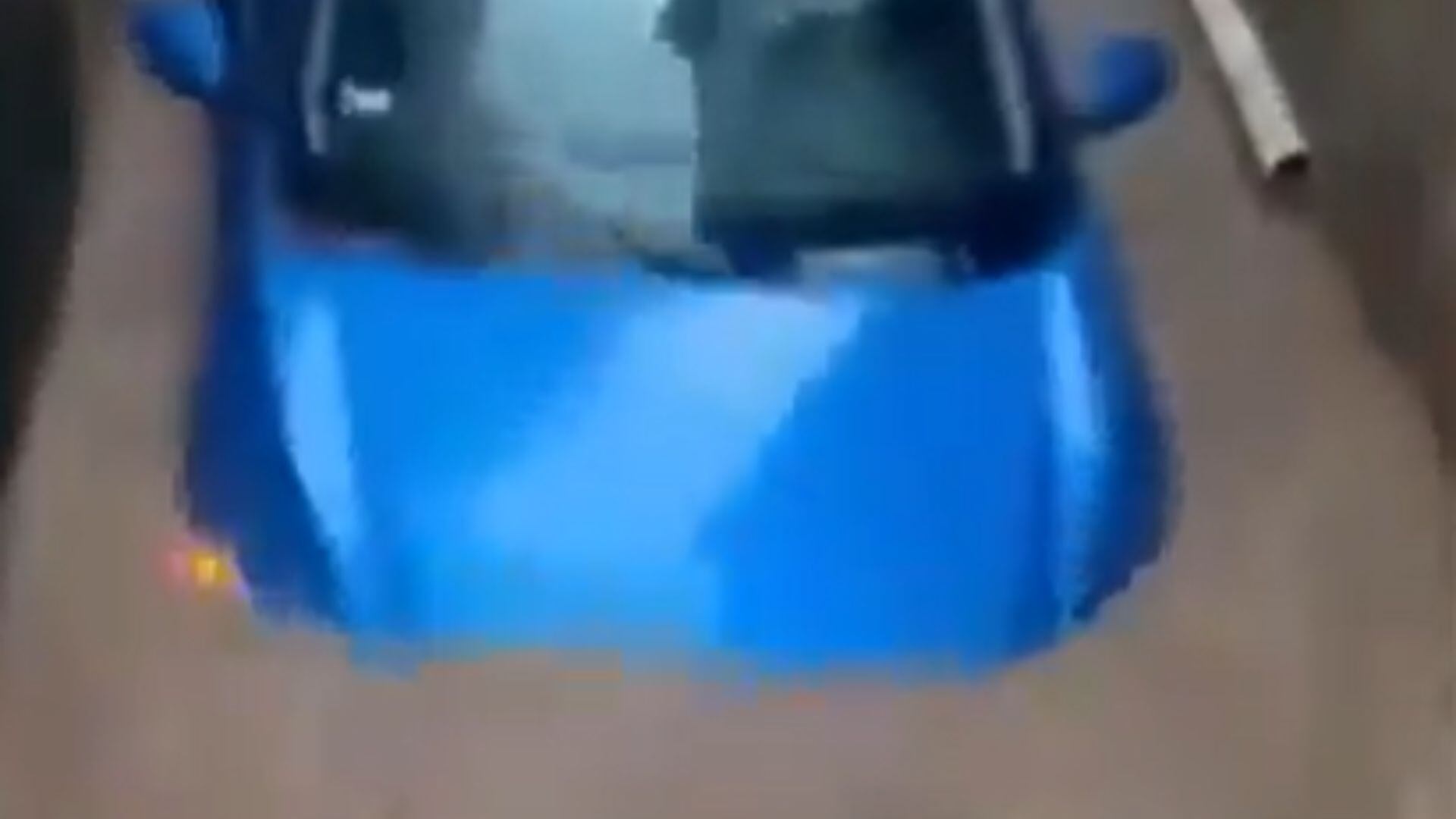 VIDEO: ¡Momentos de angustia! Vecinos rescatan a mujer y su hija tras ser arrastradas por la corriente