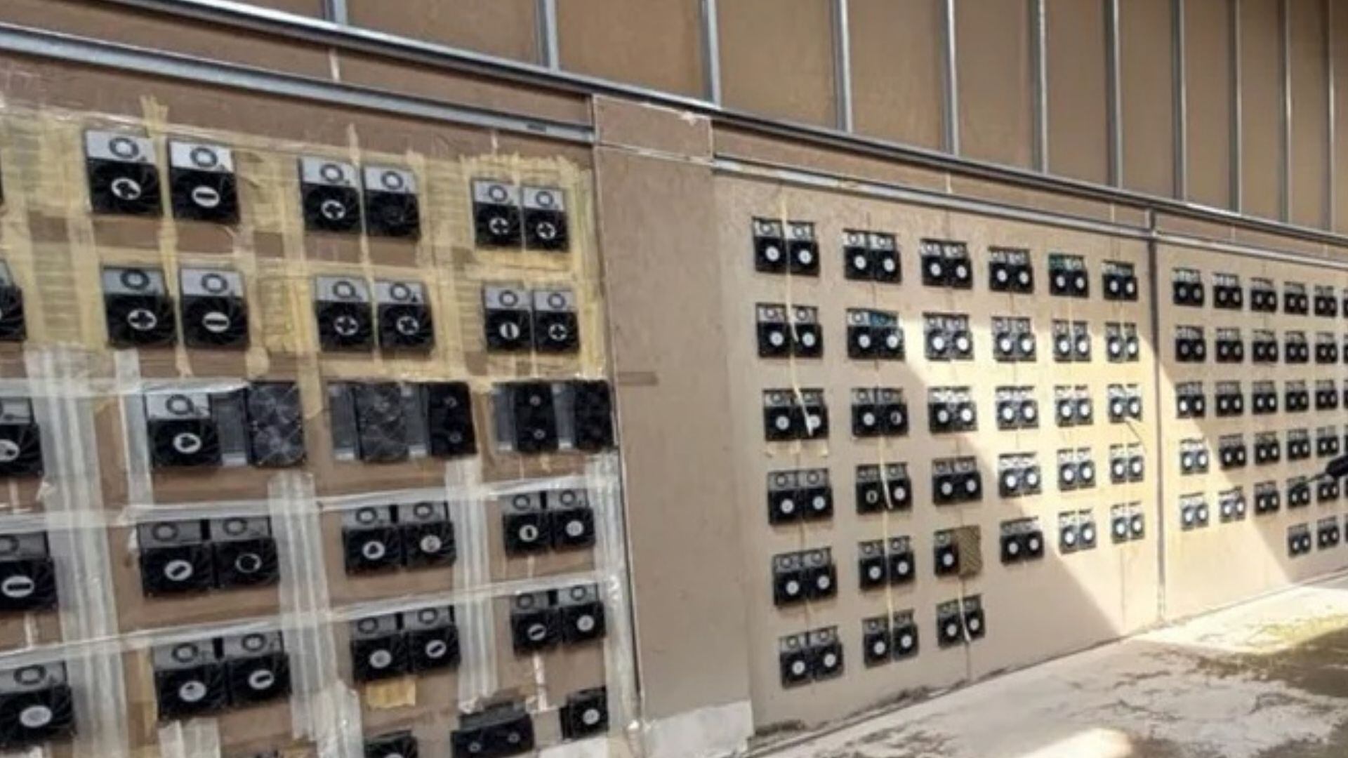 Entre lotes baldíos y terracería, criminales operaban una granja de robo de criptomonedas 