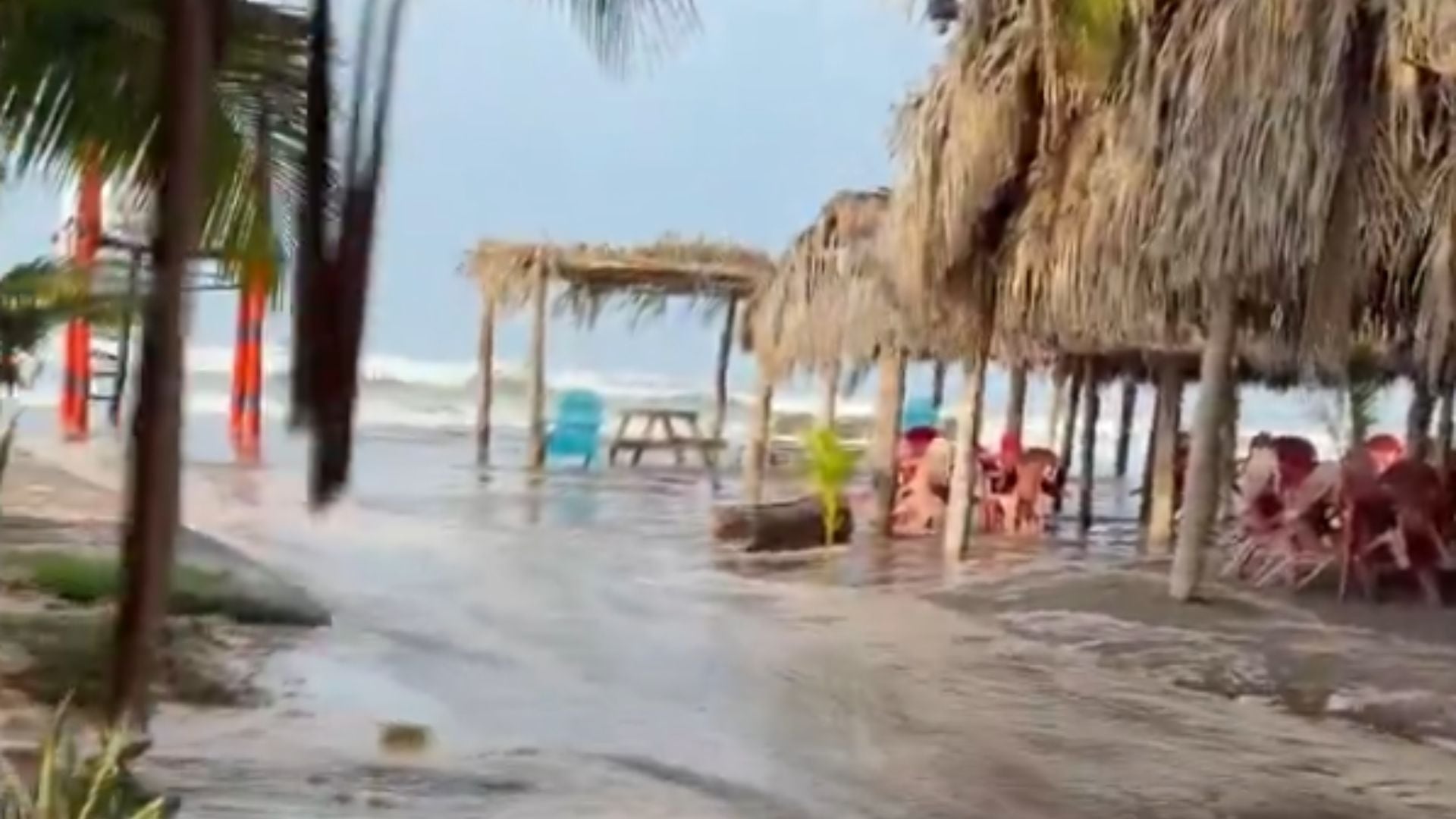 VIDEO | Se sale el mar en Nayarit por el huracán ‘Polo’; así lucen las playas